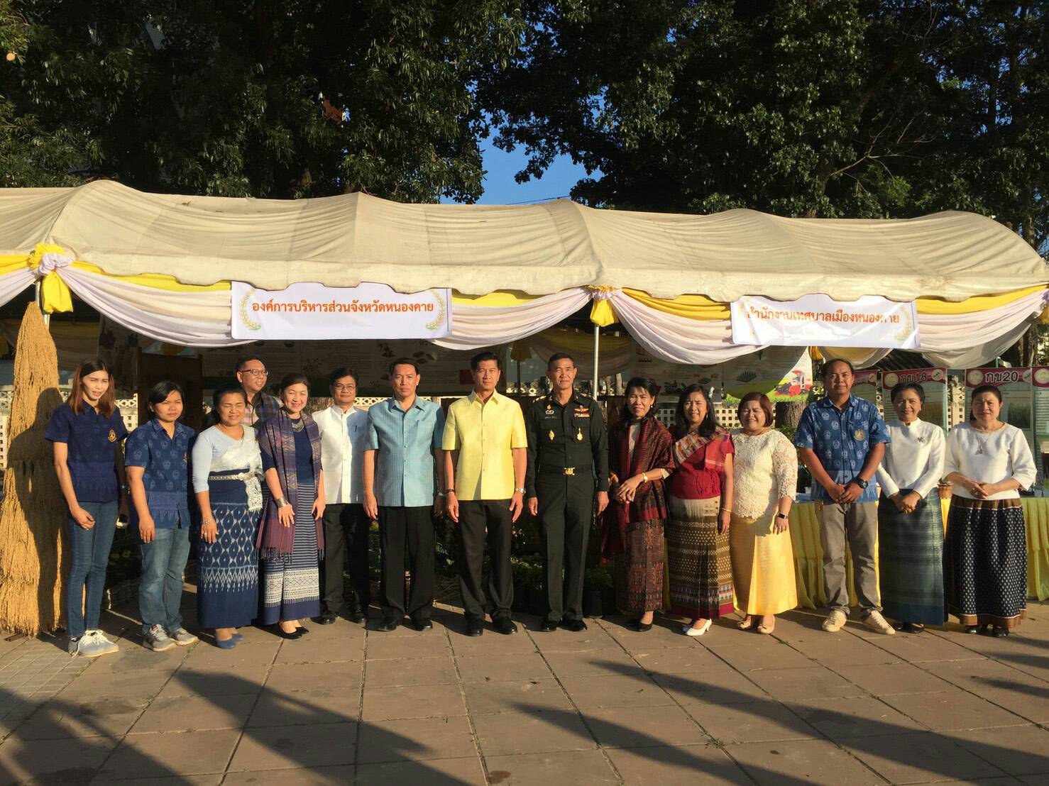 พจ.หนองคาย ร่วมทำบุญตักบาตรข้าวใหม่ เนื่องในการจัดงานเทศกาลข้าวใหม่ ประจำปี 2560 จังหวัดหนองคาย