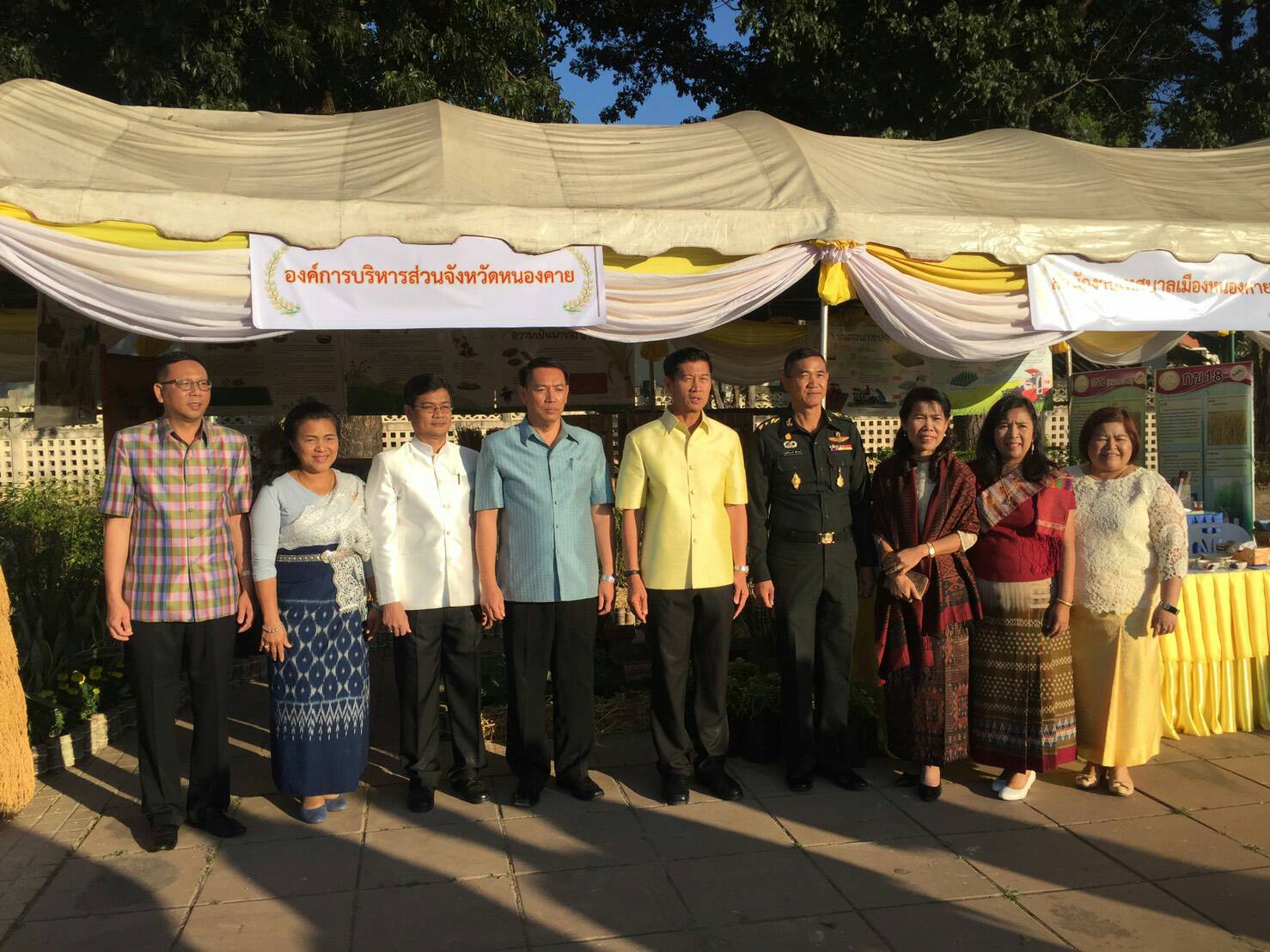 พจ.หนองคาย ร่วมทำบุญตักบาตรข้าวใหม่ เนื่องในการจัดงานเทศกาลข้าวใหม่ ประจำปี 2560 จังหวัดหนองคาย