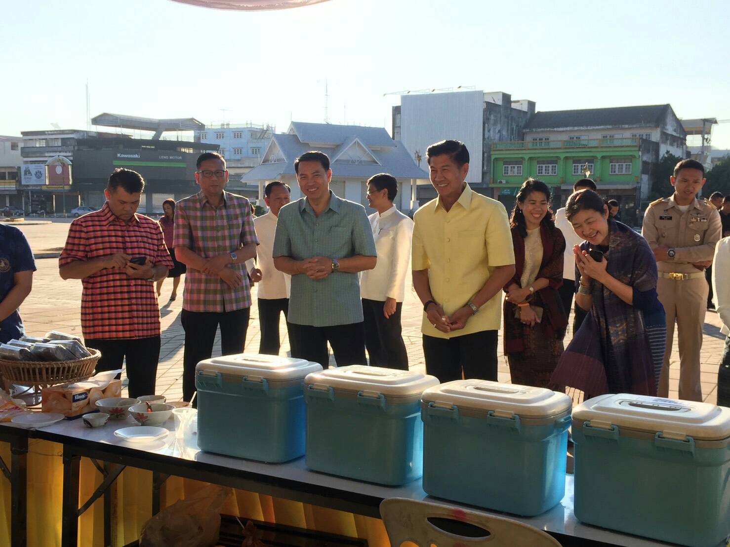 พจ.หนองคาย ร่วมทำบุญตักบาตรข้าวใหม่ เนื่องในการจัดงานเทศกาลข้าวใหม่ ประจำปี 2560 จังหวัดหนองคาย