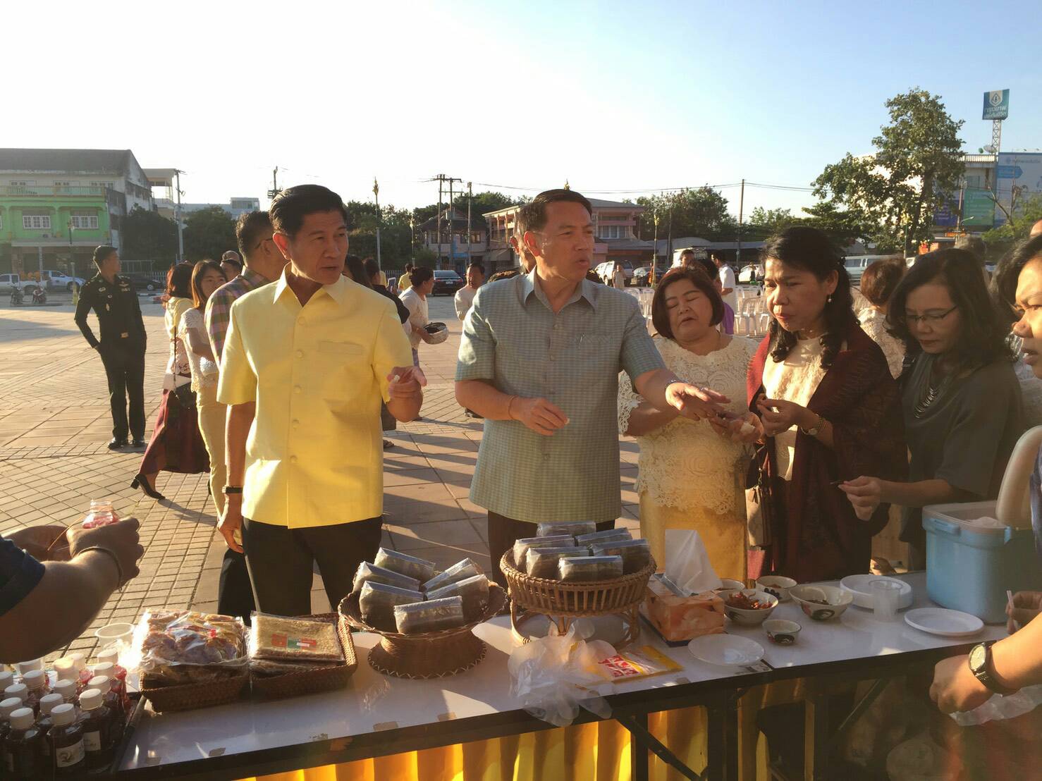 พจ.หนองคาย ร่วมทำบุญตักบาตรข้าวใหม่ เนื่องในการจัดงานเทศกาลข้าวใหม่ ประจำปี 2560 จังหวัดหนองคาย