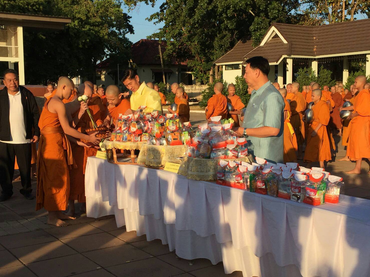 พจ.หนองคาย ร่วมทำบุญตักบาตรข้าวใหม่ เนื่องในการจัดงานเทศกาลข้าวใหม่ ประจำปี 2560 จังหวัดหนองคาย