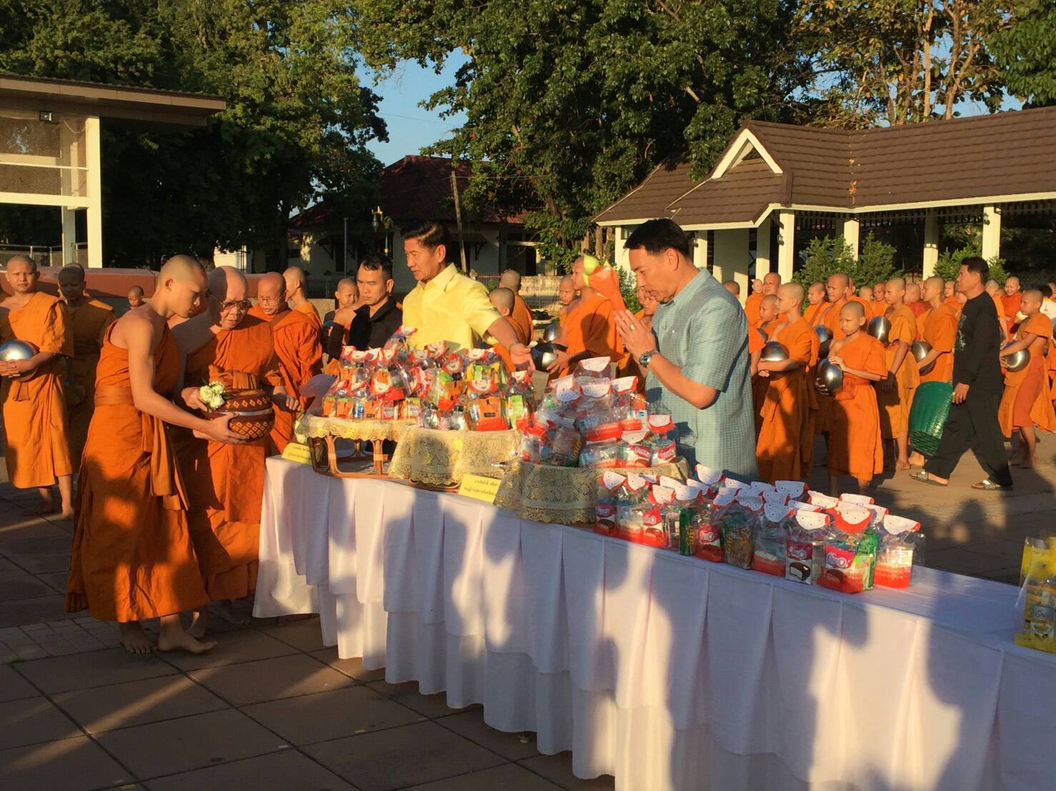 พจ.หนองคาย ร่วมทำบุญตักบาตรข้าวใหม่ เนื่องในการจัดงานเทศกาลข้าวใหม่ ประจำปี 2560 จังหวัดหนองคาย