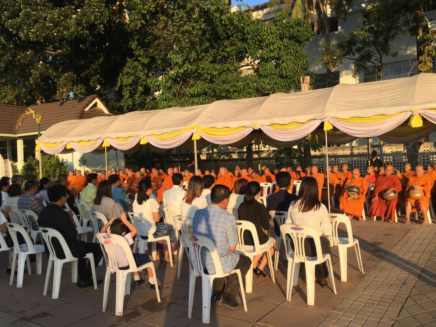 พจ.หนองคาย ร่วมทำบุญตักบาตรข้าวใหม่ เนื่องในการจัดงานเทศกาลข้าวใหม่ ประจำปี 2560 จังหวัดหนองคาย