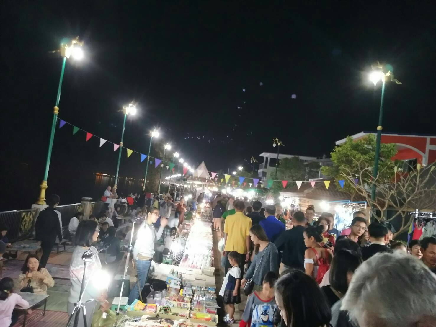 พจ.หนองคาย ร่วมพิธีเปิดตลาดประชารัฐ ท้องถิ่นสุขใจจังหวัดหนองคาย ณ ตลาด”แคมของ” (ถนนคนเดินหนองคาย) อำเภอเมืองฯ จังหวัดหนองคาย