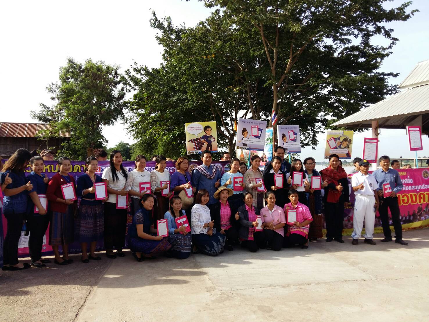 หนองคาย จัดกิจกรรมD-day การจัดเก็บข้อมูลจปฐ. ปี2561 ด้วยการเดินรณรงค์เชิญชวนประชาชนในพื้นที่หมู่บ้านนำร่อง 1อำเภอ 1หมู่บ้าน