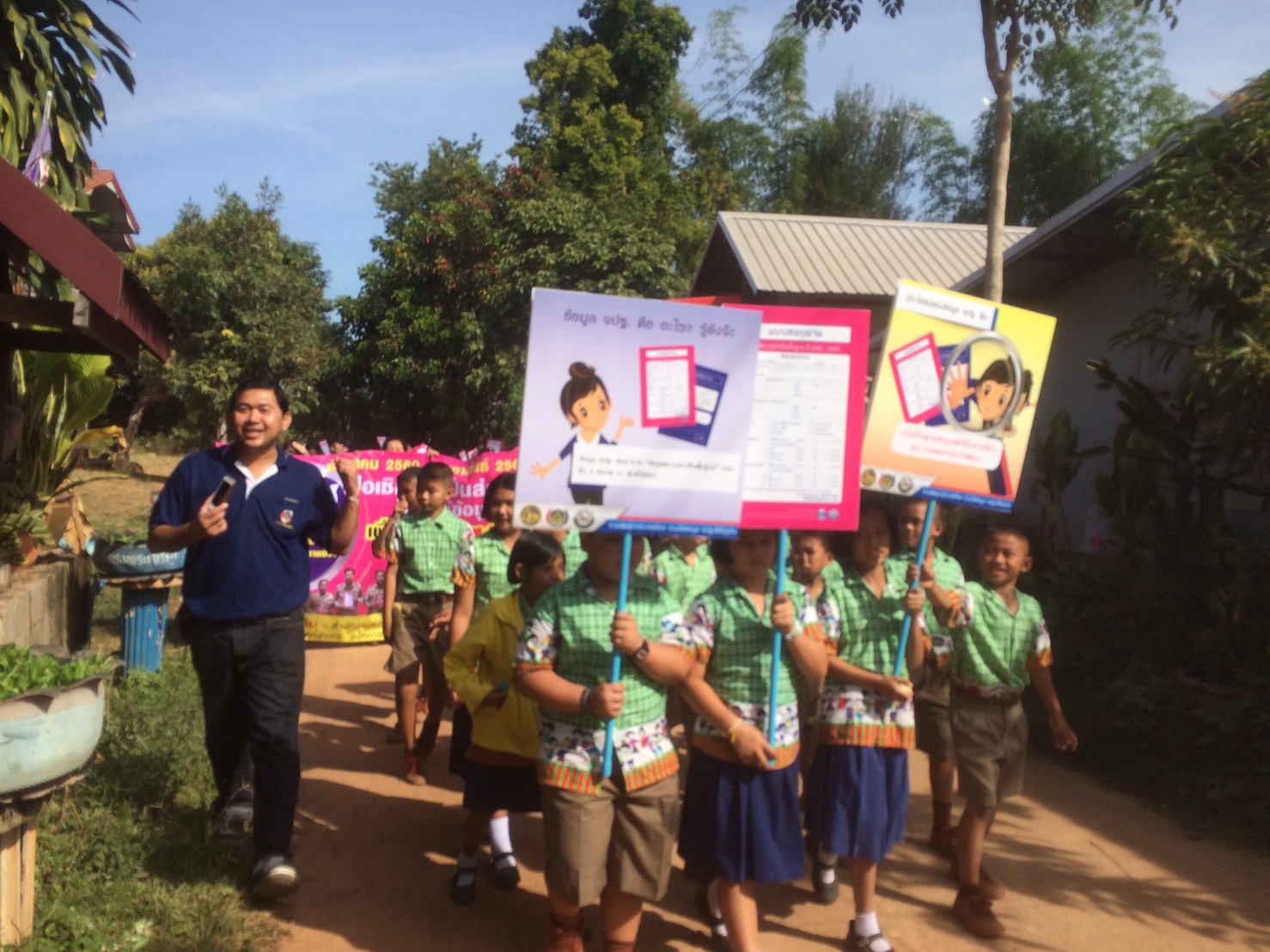 หนองคาย จัดกิจกรรมD-day การจัดเก็บข้อมูลจปฐ. ปี2561 ด้วยการเดินรณรงค์เชิญชวนประชาชนในพื้นที่หมู่บ้านนำร่อง 1อำเภอ 1หมู่บ้าน