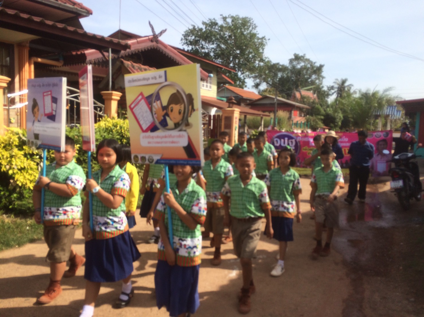 หนองคาย จัดกิจกรรมD-day การจัดเก็บข้อมูลจปฐ. ปี2561 ด้วยการเดินรณรงค์เชิญชวนประชาชนในพื้นที่หมู่บ้านนำร่อง 1อำเภอ 1หมู่บ้าน