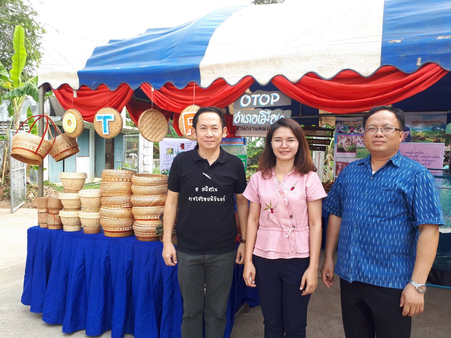 พจ.หนองคาย มอบหมายผู้ช่วยหัวหน้ากลุ่มงานสารสนเทศการพัฒนาชุมชน ร่วมออกตรวจผลงานหมู่บ้านดีเด่น ตามโครงการคัดเลือกหมู่บ้านดีเด่น(บ้านสวย เมืองสุข) อำเภอเมือง