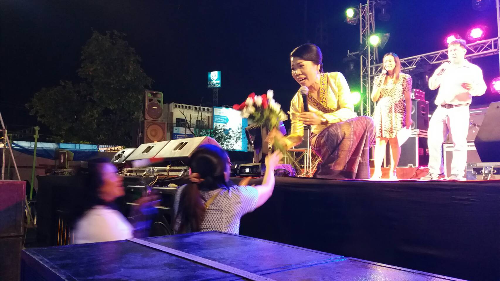 ?นางชะตา ธุลีจันทร์ พัฒนาการจังหวัดหนองคาย เป็นตัวแทนกระทรวงมหาดไทย เข้าประกวดร้องเพลงในงาน “ฉลองอนุสาวรีย์ปราบฮ่อ ใต้ร่มพระบารมี 191 ปี เมืองหนองคาย และงานกาชาด พ.ศ.2561” กลุ่มตัวแทนกระทรวง