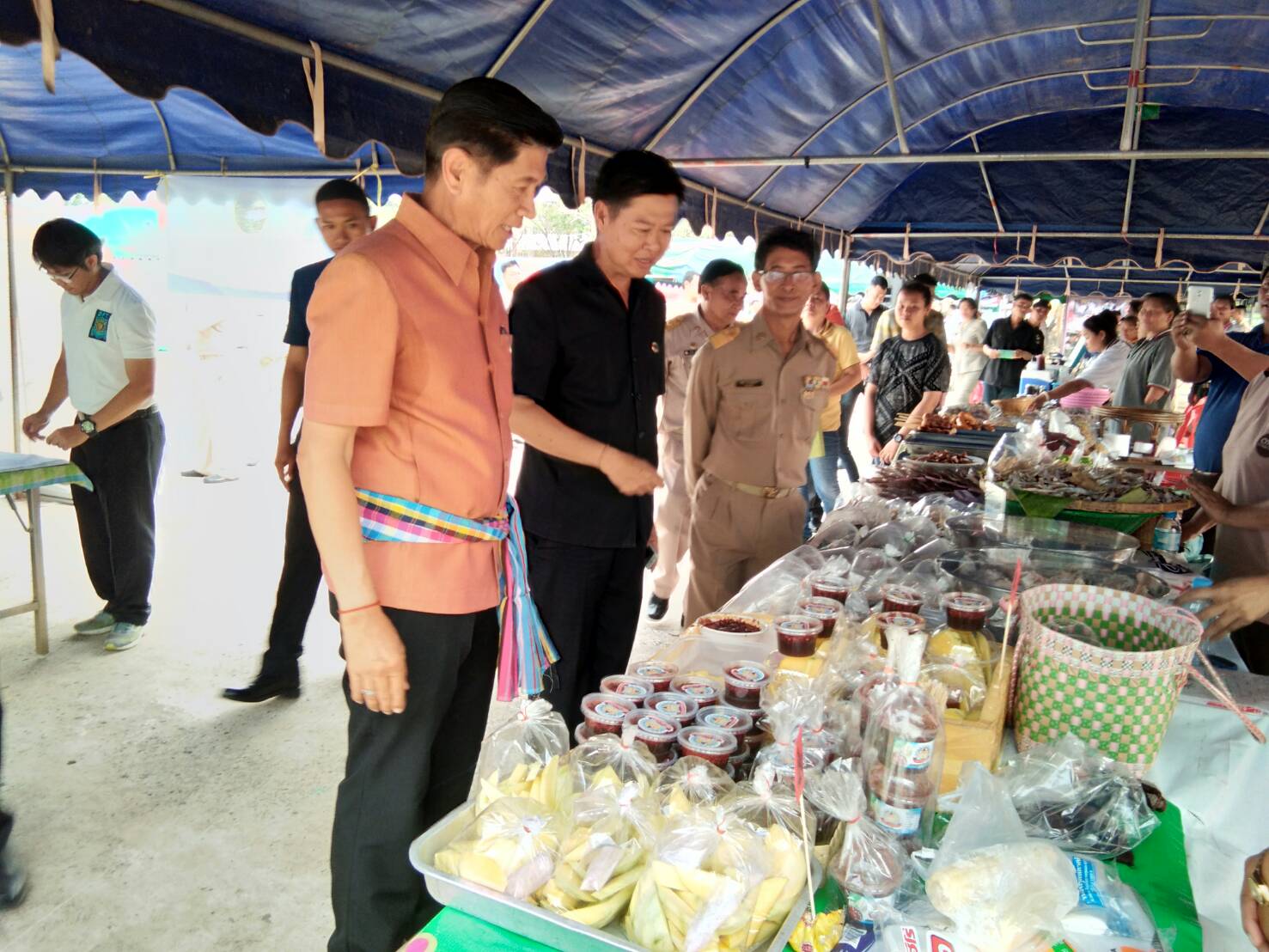 นายไพโรจน์ โสภาพร หัวหน้ากลุ่มงานส่งเสริมฯ ร่วมกิจกรรม ปกป้องและเชิดชูสถาบันพระมหากษัตริย์ และหน่วยบำบัดทุกข์ บำรุงสุข จังหวัดหนองคาย ประจำเดือนมีนาคม 2561 ณ โรงเรียนเดื่อวิทยาคาร หมู่ที่ 4 ตำบลบ้านเดื่อ อำเภอท่าบ่อ จังหวัดหนองคาย