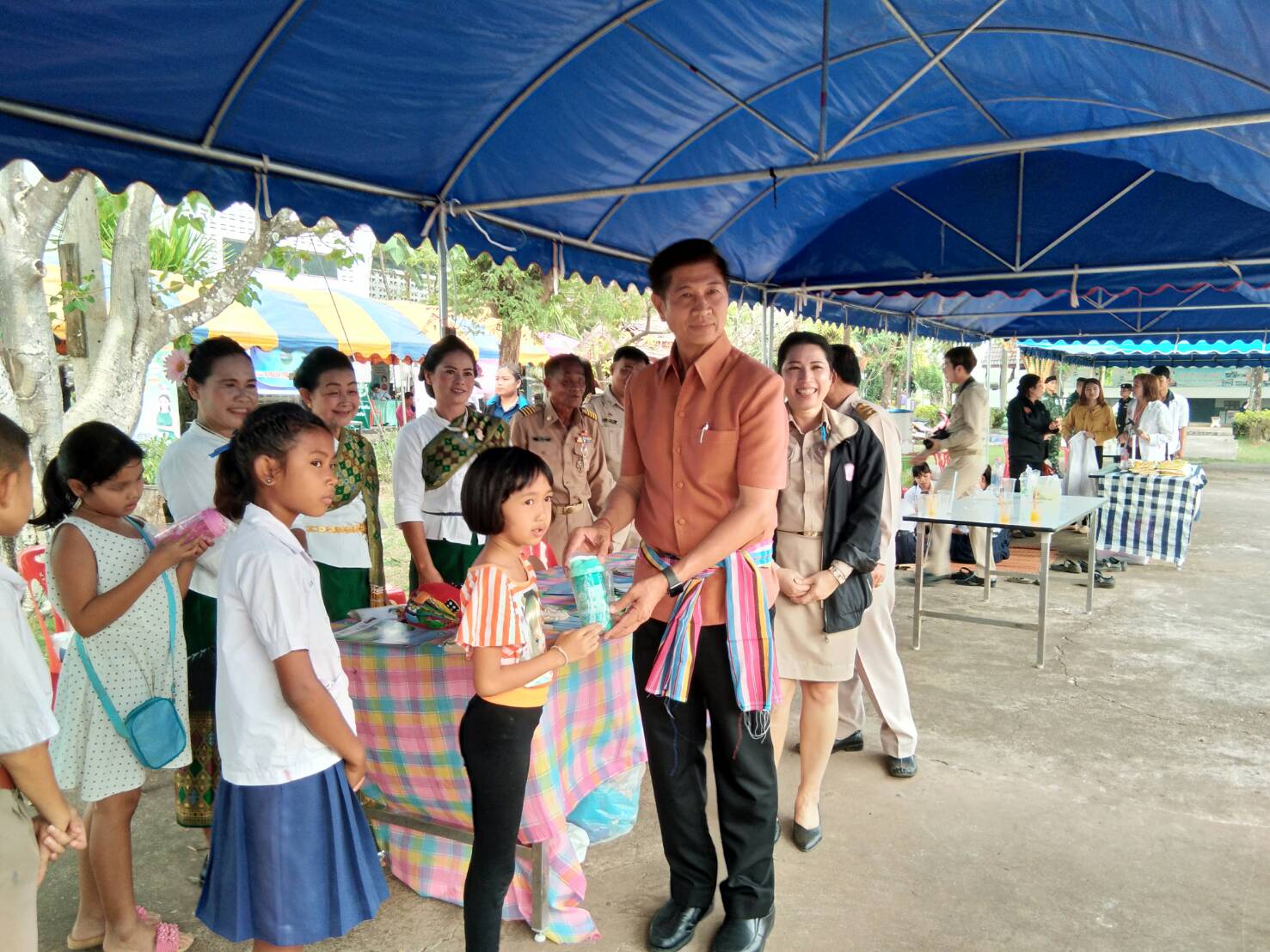 นายไพโรจน์ โสภาพร หัวหน้ากลุ่มงานส่งเสริมฯ ร่วมกิจกรรม ปกป้องและเชิดชูสถาบันพระมหากษัตริย์ และหน่วยบำบัดทุกข์ บำรุงสุข จังหวัดหนองคาย ประจำเดือนมีนาคม 2561 ณ โรงเรียนเดื่อวิทยาคาร หมู่ที่ 4 ตำบลบ้านเดื่อ อำเภอท่าบ่อ จังหวัดหนองคาย