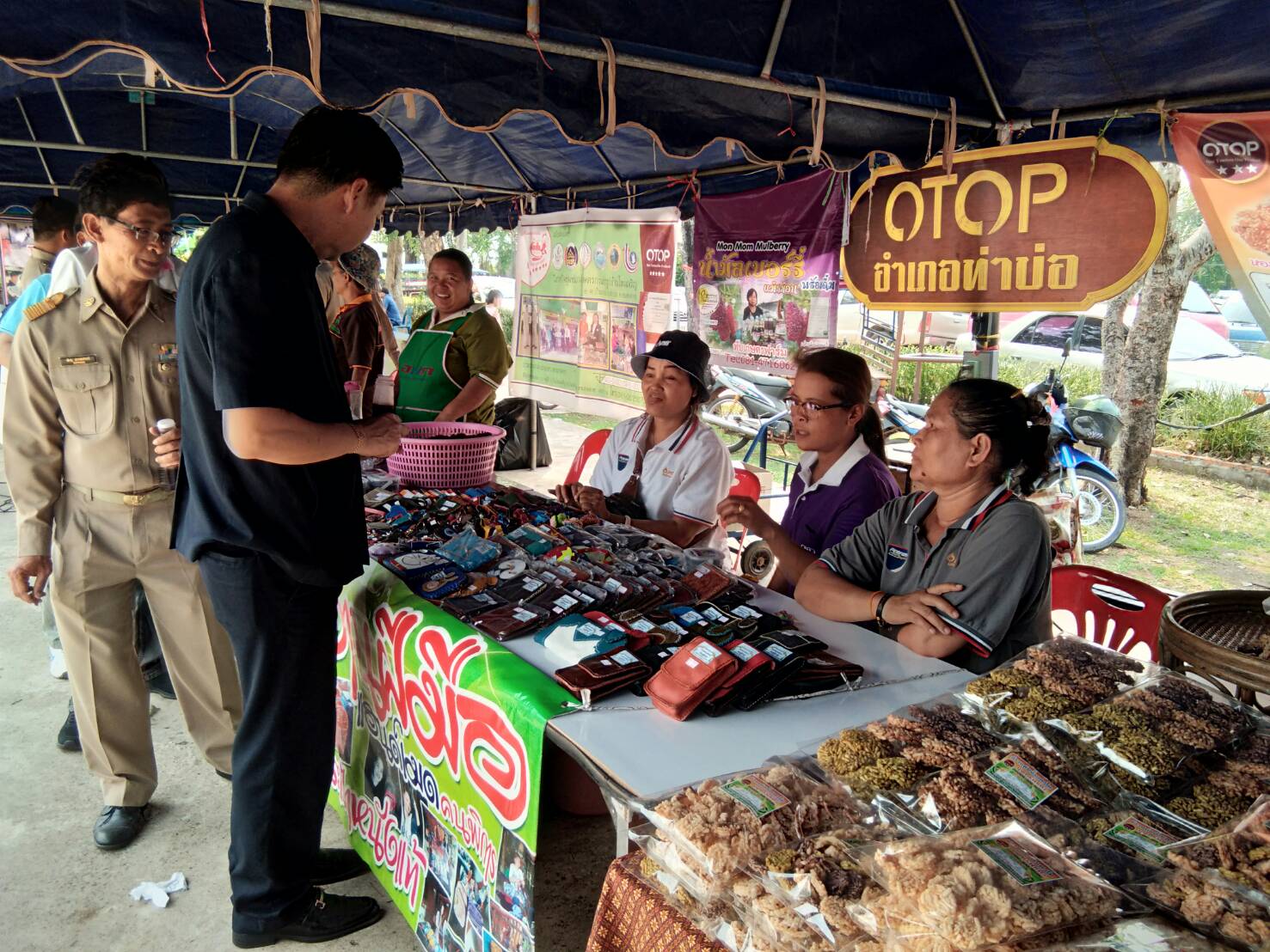 นายไพโรจน์ โสภาพร หัวหน้ากลุ่มงานส่งเสริมฯ ร่วมกิจกรรม ปกป้องและเชิดชูสถาบันพระมหากษัตริย์ และหน่วยบำบัดทุกข์ บำรุงสุข จังหวัดหนองคาย ประจำเดือนมีนาคม 2561 ณ โรงเรียนเดื่อวิทยาคาร หมู่ที่ 4 ตำบลบ้านเดื่อ อำเภอท่าบ่อ จังหวัดหนองคาย