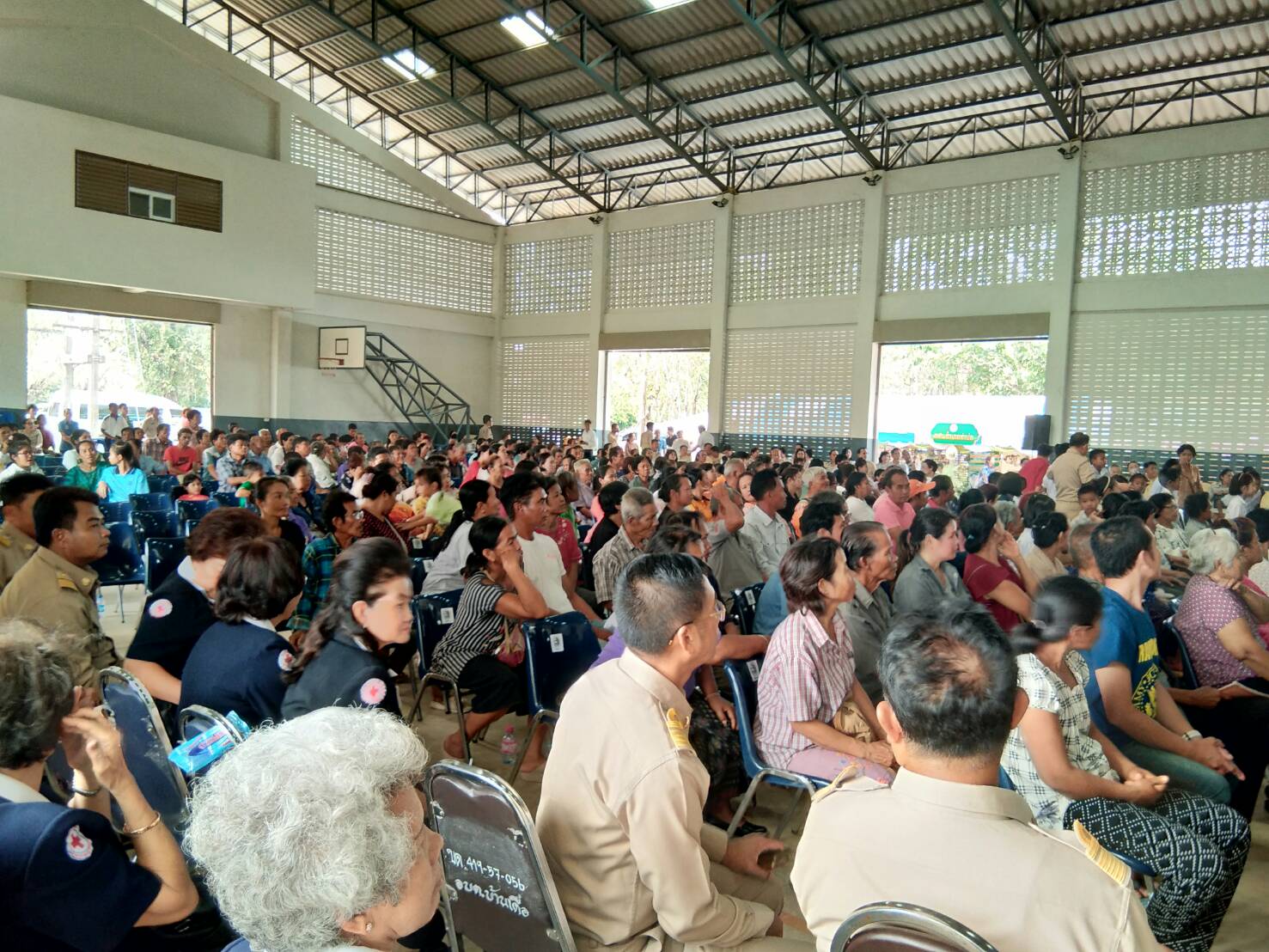 นายไพโรจน์ โสภาพร หัวหน้ากลุ่มงานส่งเสริมฯ ร่วมกิจกรรม ปกป้องและเชิดชูสถาบันพระมหากษัตริย์ และหน่วยบำบัดทุกข์ บำรุงสุข จังหวัดหนองคาย ประจำเดือนมีนาคม 2561 ณ โรงเรียนเดื่อวิทยาคาร หมู่ที่ 4 ตำบลบ้านเดื่อ อำเภอท่าบ่อ จังหวัดหนองคาย