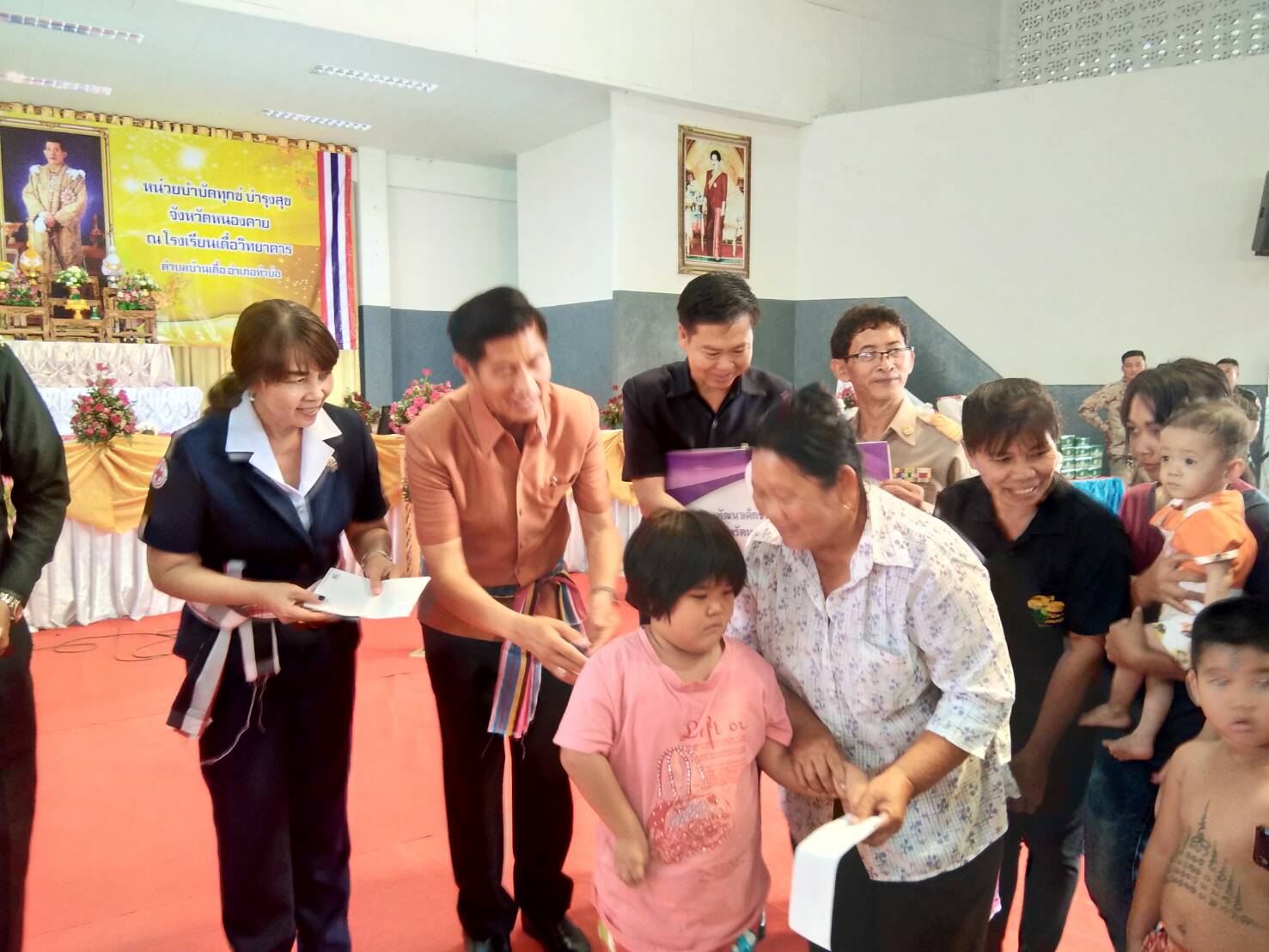 นายไพโรจน์ โสภาพร หัวหน้ากลุ่มงานส่งเสริมฯ ร่วมกิจกรรม ปกป้องและเชิดชูสถาบันพระมหากษัตริย์ และหน่วยบำบัดทุกข์ บำรุงสุข จังหวัดหนองคาย ประจำเดือนมีนาคม 2561 ณ โรงเรียนเดื่อวิทยาคาร หมู่ที่ 4 ตำบลบ้านเดื่อ อำเภอท่าบ่อ จังหวัดหนองคาย