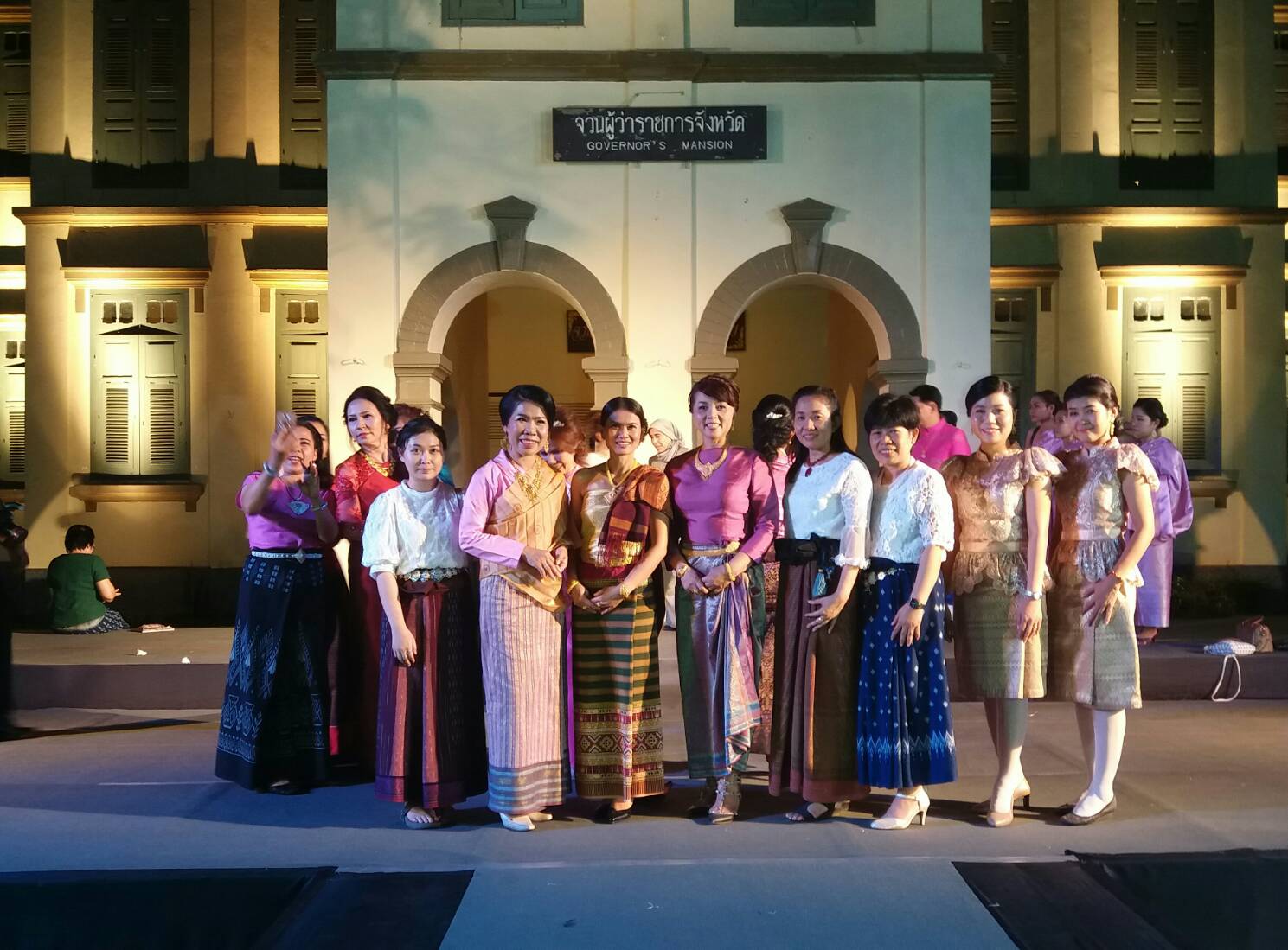 นางชะตา ธุลีจันทร์ พัฒนาการจังหวัดหนองคาย เป็นเลขานุการจัดงาน และร่วมเดินแบบผ้าไทยเพื่อการกุศล จังหวัดหนองคาย