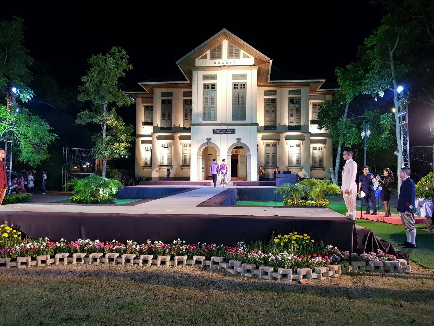 นางชะตา ธุลีจันทร์ พัฒนาการจังหวัดหนองคาย เป็นเลขานุการจัดงาน และร่วมเดินแบบผ้าไทยเพื่อการกุศล จังหวัดหนองคาย