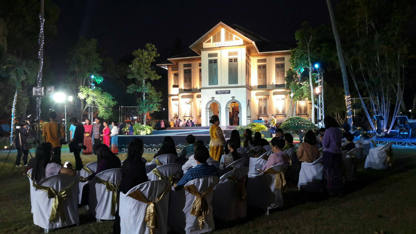 นางชะตา ธุลีจันทร์ พัฒนาการจังหวัดหนองคาย เป็นเลขานุการจัดงาน และร่วมเดินแบบผ้าไทยเพื่อการกุศล จังหวัดหนองคาย