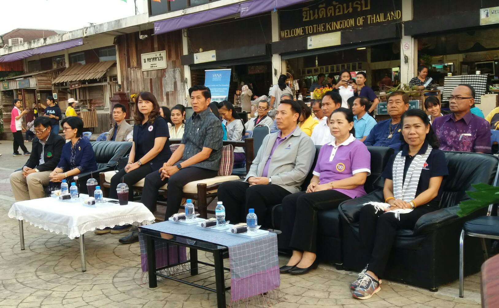 นางชะตา ธุลีจันทร์ พัฒนาการจังหวัดหนองคาย ร่วมเป็นเกียรติในพิธีเปิด”ตลาดประชารัฐต้องชม” ตลาดแคมของ ถนนคนเดินริมโขง