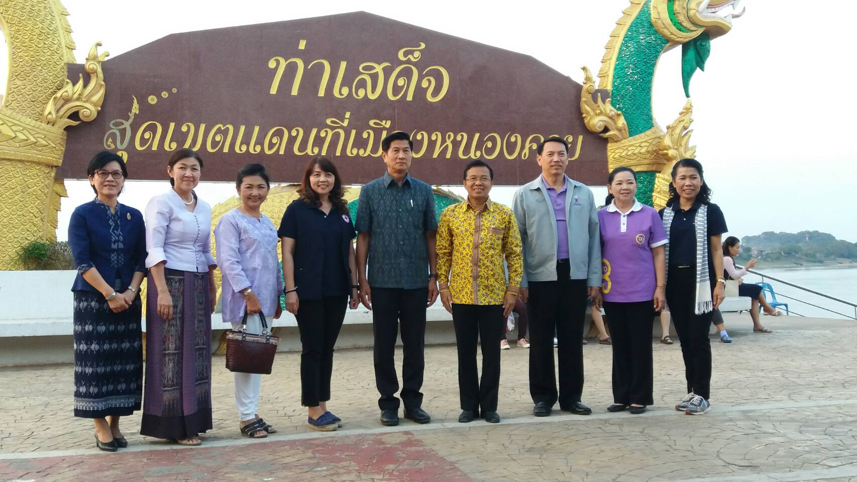 นางชะตา ธุลีจันทร์ พัฒนาการจังหวัดหนองคาย ร่วมเป็นเกียรติในพิธีเปิด”ตลาดประชารัฐต้องชม” ตลาดแคมของ ถนนคนเดินริมโขง