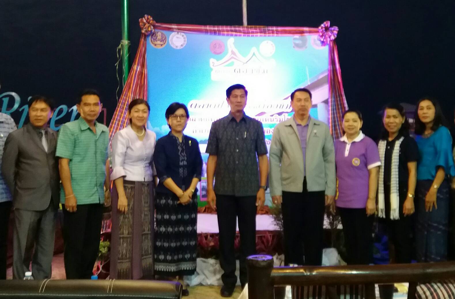 นางชะตา ธุลีจันทร์ พัฒนาการจังหวัดหนองคาย ร่วมเป็นเกียรติในพิธีเปิด”ตลาดประชารัฐต้องชม” ตลาดแคมของ ถนนคนเดินริมโขง