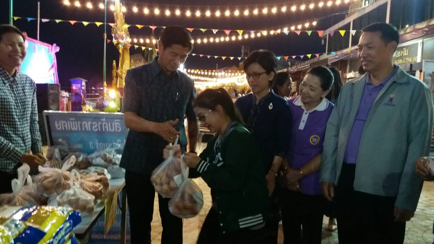 นางชะตา ธุลีจันทร์ พัฒนาการจังหวัดหนองคาย ร่วมเป็นเกียรติในพิธีเปิด”ตลาดประชารัฐต้องชม” ตลาดแคมของ ถนนคนเดินริมโขง