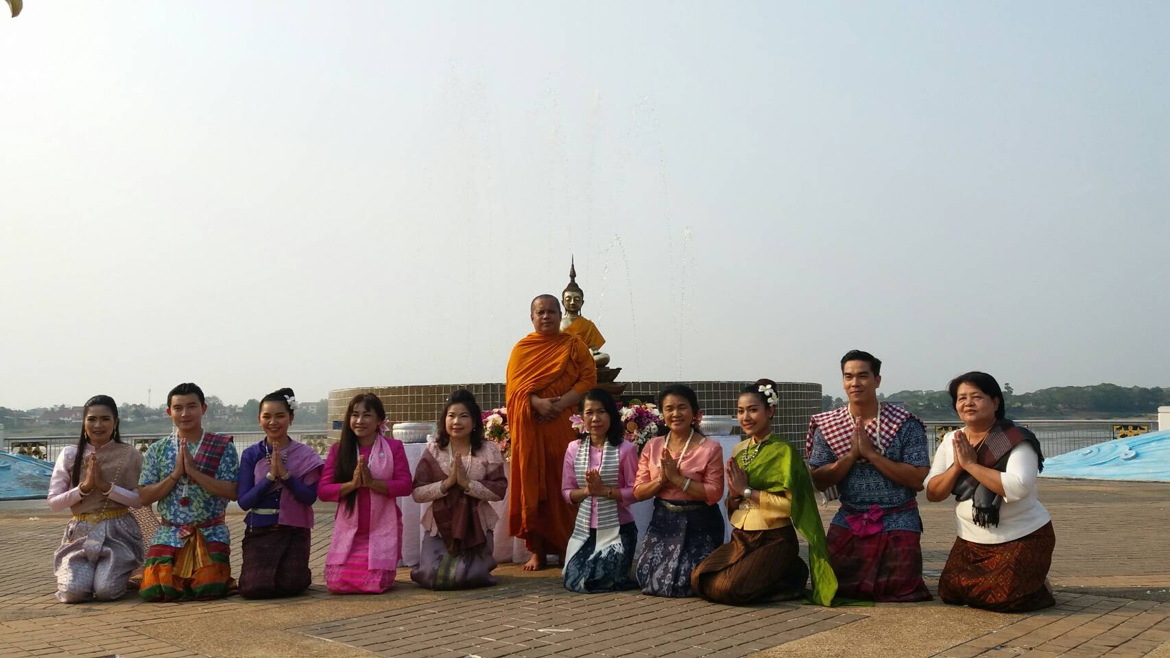 นางชะตา ธุลีจันทร์ พัฒนาการจังหวัดหนองคาย ร่วมถ่ายทำวีดิทัศน์ประชาสัมพันธ์งานสงกรานต์ย้อนยุค เพื่อส่งเสริมการท่องเที่ยวและประเพณีอันดีงาม