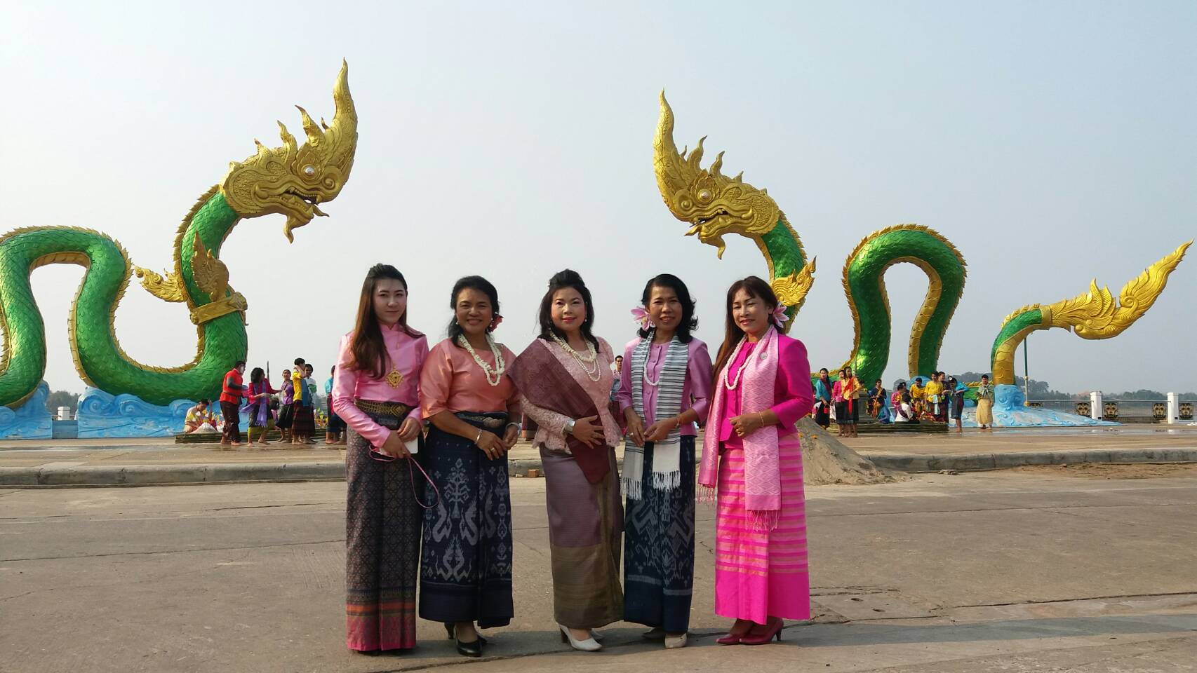 นางชะตา ธุลีจันทร์ พัฒนาการจังหวัดหนองคาย ร่วมถ่ายทำวีดิทัศน์ประชาสัมพันธ์งานสงกรานต์ย้อนยุค เพื่อส่งเสริมการท่องเที่ยวและประเพณีอันดีงาม