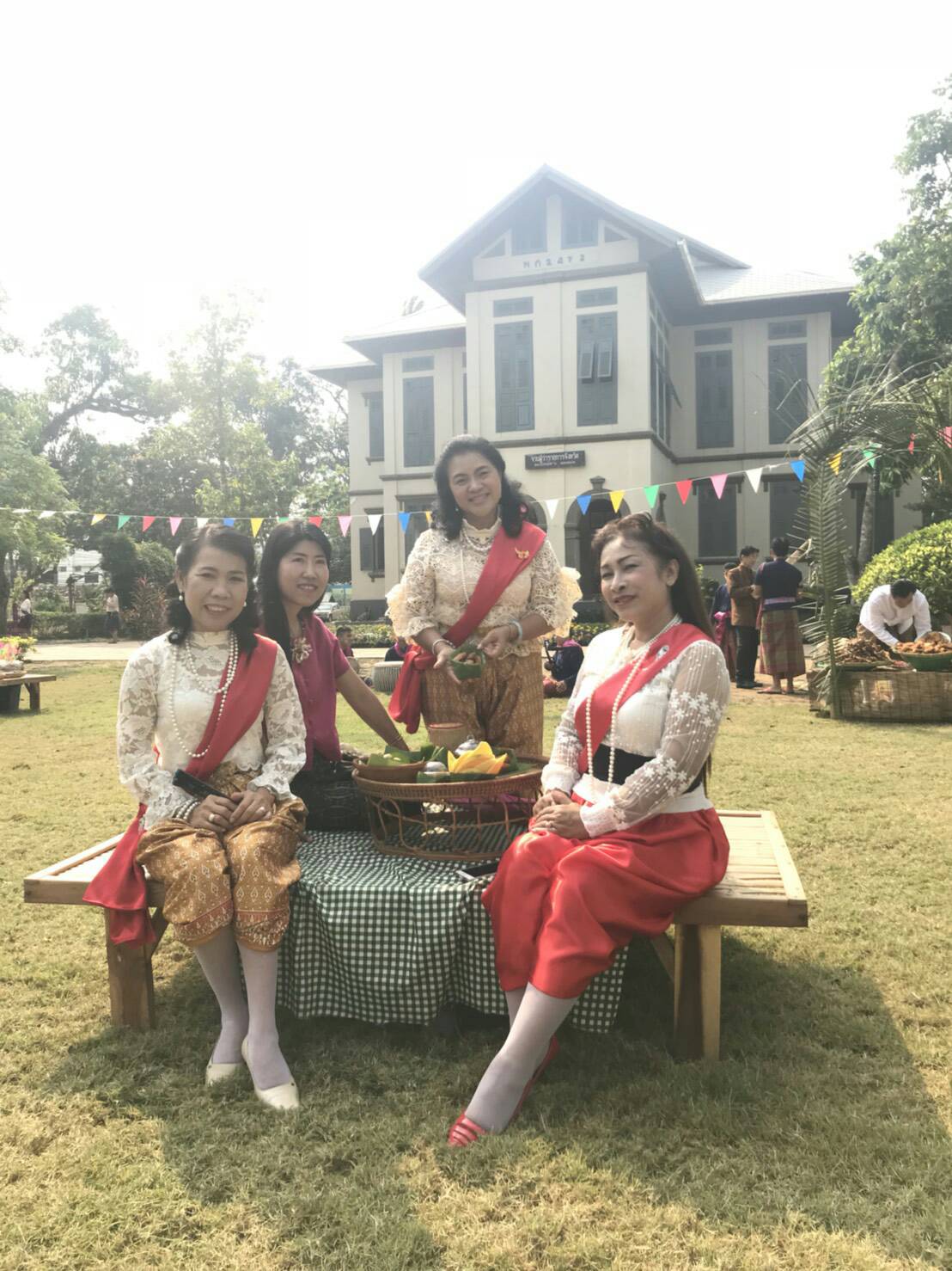 นางชะตา ธุลีจันทร์ พัฒนาการจังหวัดหนองคาย ร่วมถ่ายทำวีดิทัศน์ประชาสัมพันธ์งานสงกรานต์ย้อนยุค เพื่อส่งเสริมการท่องเที่ยวและประเพณีอันดีงาม