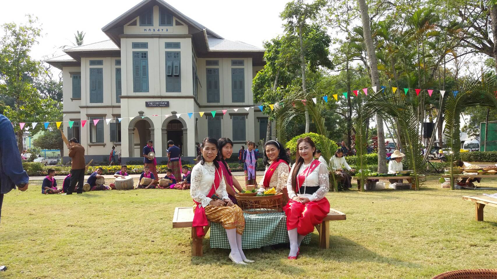 นางชะตา ธุลีจันทร์ พัฒนาการจังหวัดหนองคาย ร่วมถ่ายทำวีดิทัศน์ประชาสัมพันธ์งานสงกรานต์ย้อนยุค เพื่อส่งเสริมการท่องเที่ยวและประเพณีอันดีงาม