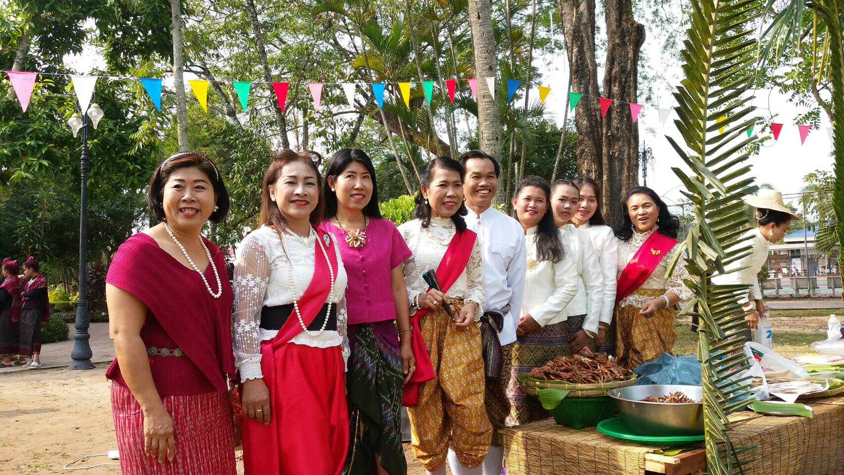 นางชะตา ธุลีจันทร์ พัฒนาการจังหวัดหนองคาย ร่วมถ่ายทำวีดิทัศน์ประชาสัมพันธ์งานสงกรานต์ย้อนยุค เพื่อส่งเสริมการท่องเที่ยวและประเพณีอันดีงาม