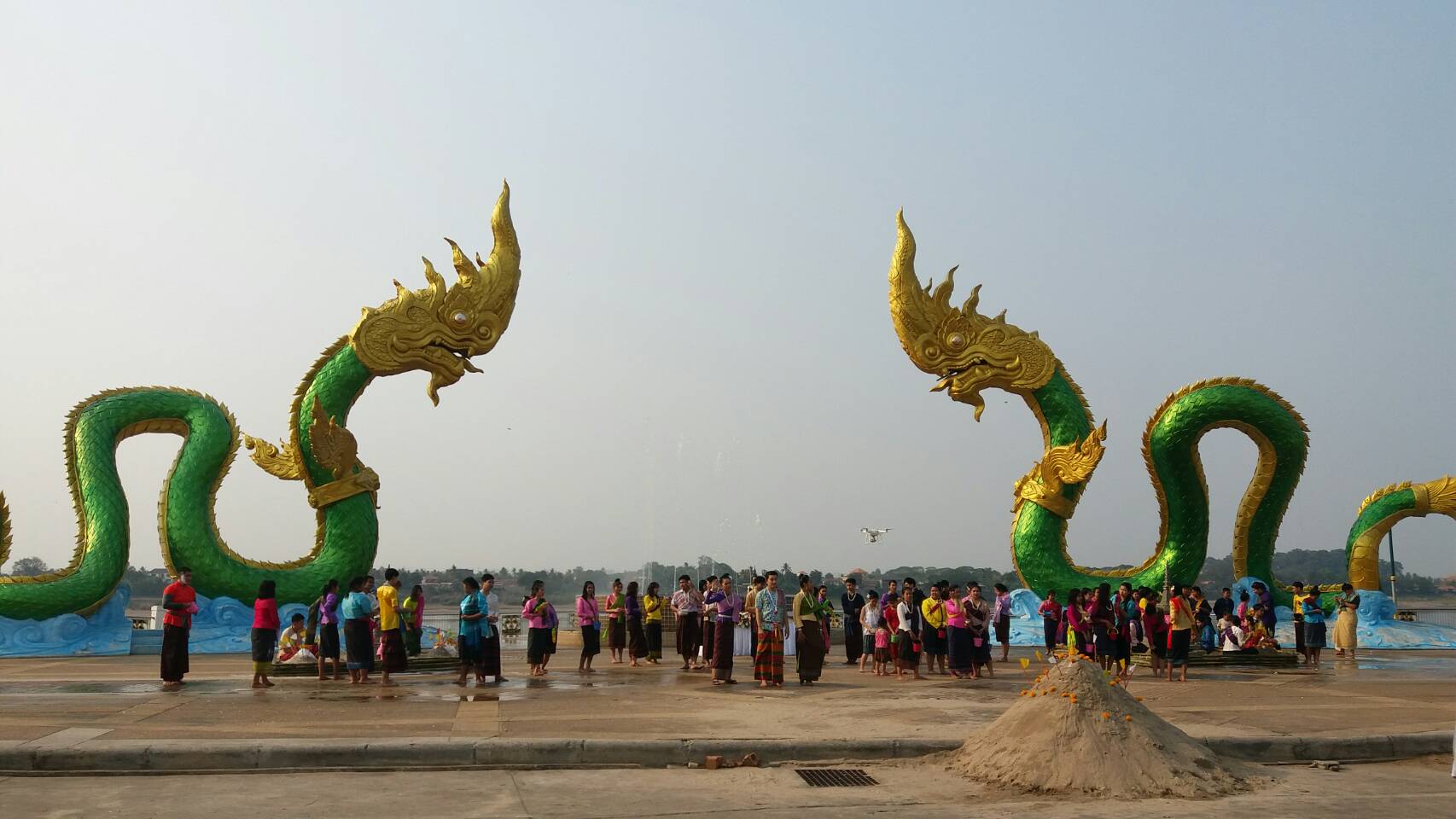 นางชะตา ธุลีจันทร์ พัฒนาการจังหวัดหนองคาย ร่วมถ่ายทำวีดิทัศน์ประชาสัมพันธ์งานสงกรานต์ย้อนยุค เพื่อส่งเสริมการท่องเที่ยวและประเพณีอันดีงาม