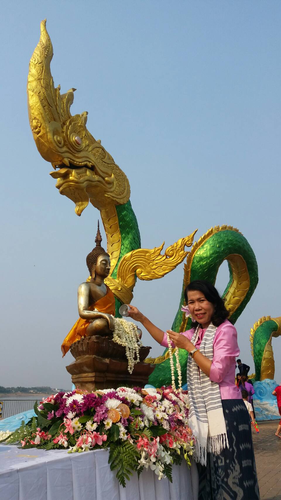 นางชะตา ธุลีจันทร์ พัฒนาการจังหวัดหนองคาย ร่วมถ่ายทำวีดิทัศน์ประชาสัมพันธ์งานสงกรานต์ย้อนยุค เพื่อส่งเสริมการท่องเที่ยวและประเพณีอันดีงาม