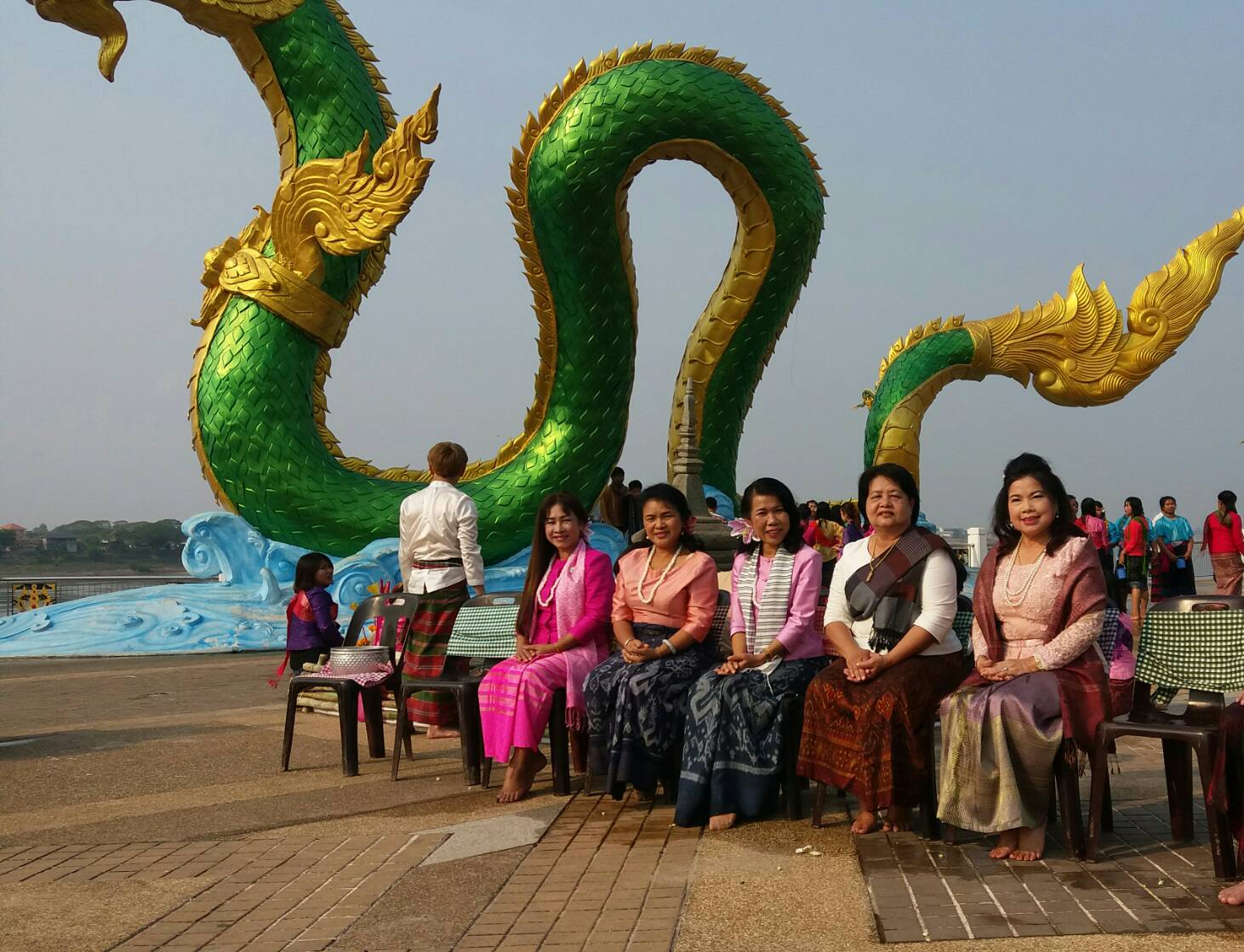 นางชะตา ธุลีจันทร์ พัฒนาการจังหวัดหนองคาย ร่วมถ่ายทำวีดิทัศน์ประชาสัมพันธ์งานสงกรานต์ย้อนยุค เพื่อส่งเสริมการท่องเที่ยวและประเพณีอันดีงาม