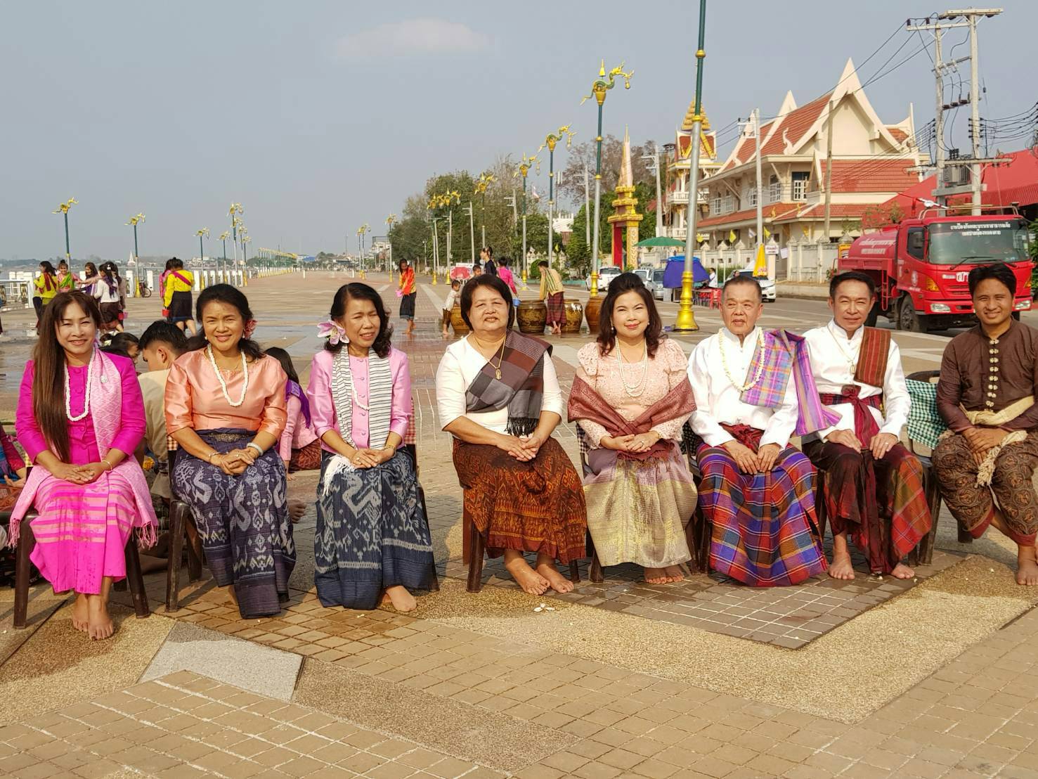 นางชะตา ธุลีจันทร์ พัฒนาการจังหวัดหนองคาย ร่วมถ่ายทำวีดิทัศน์ประชาสัมพันธ์งานสงกรานต์ย้อนยุค เพื่อส่งเสริมการท่องเที่ยวและประเพณีอันดีงาม