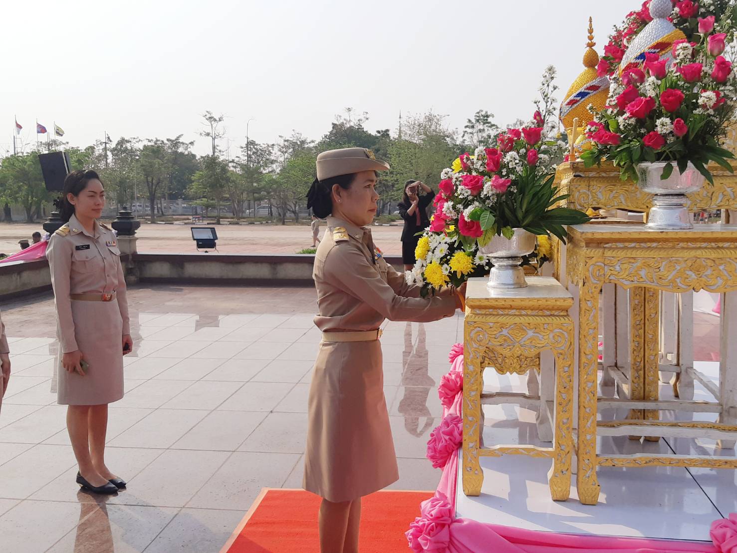 พจ.หนองคาย นำข้าราชการ ร่วมพิธีวางพานพุ่มถวายสักการะพระบาทสมเด็จพระจุลจอมเกล้าเจ้าอยู่หัว รัชกาลที่ 5 เนื่องใน “วันท้องถิ่นไทย” ประจำปี 2561