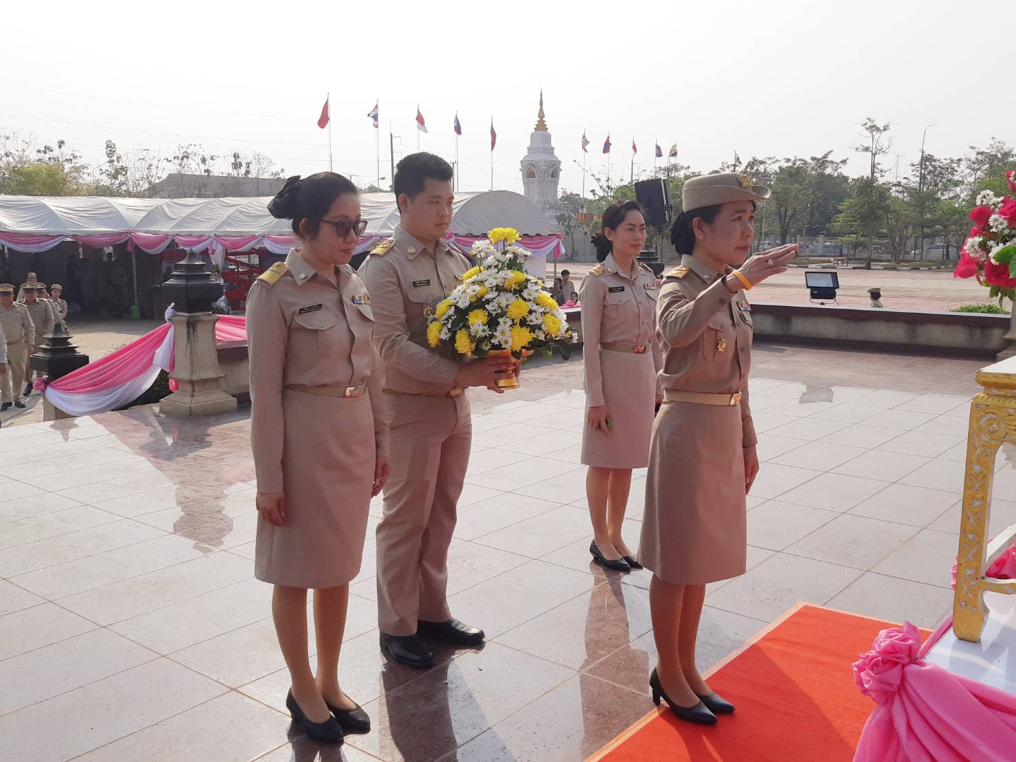 พจ.หนองคาย นำข้าราชการ ร่วมพิธีวางพานพุ่มถวายสักการะพระบาทสมเด็จพระจุลจอมเกล้าเจ้าอยู่หัว รัชกาลที่ 5 เนื่องใน “วันท้องถิ่นไทย” ประจำปี 2561