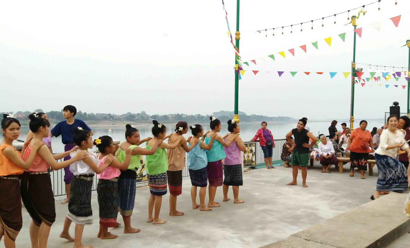 รมต.วัฒนธรรม เปิดตลาดประชารัฐ ณ หนองคาย ในการนี้ พจ.หนองคายร่วมเป็นเกียรติด้วย