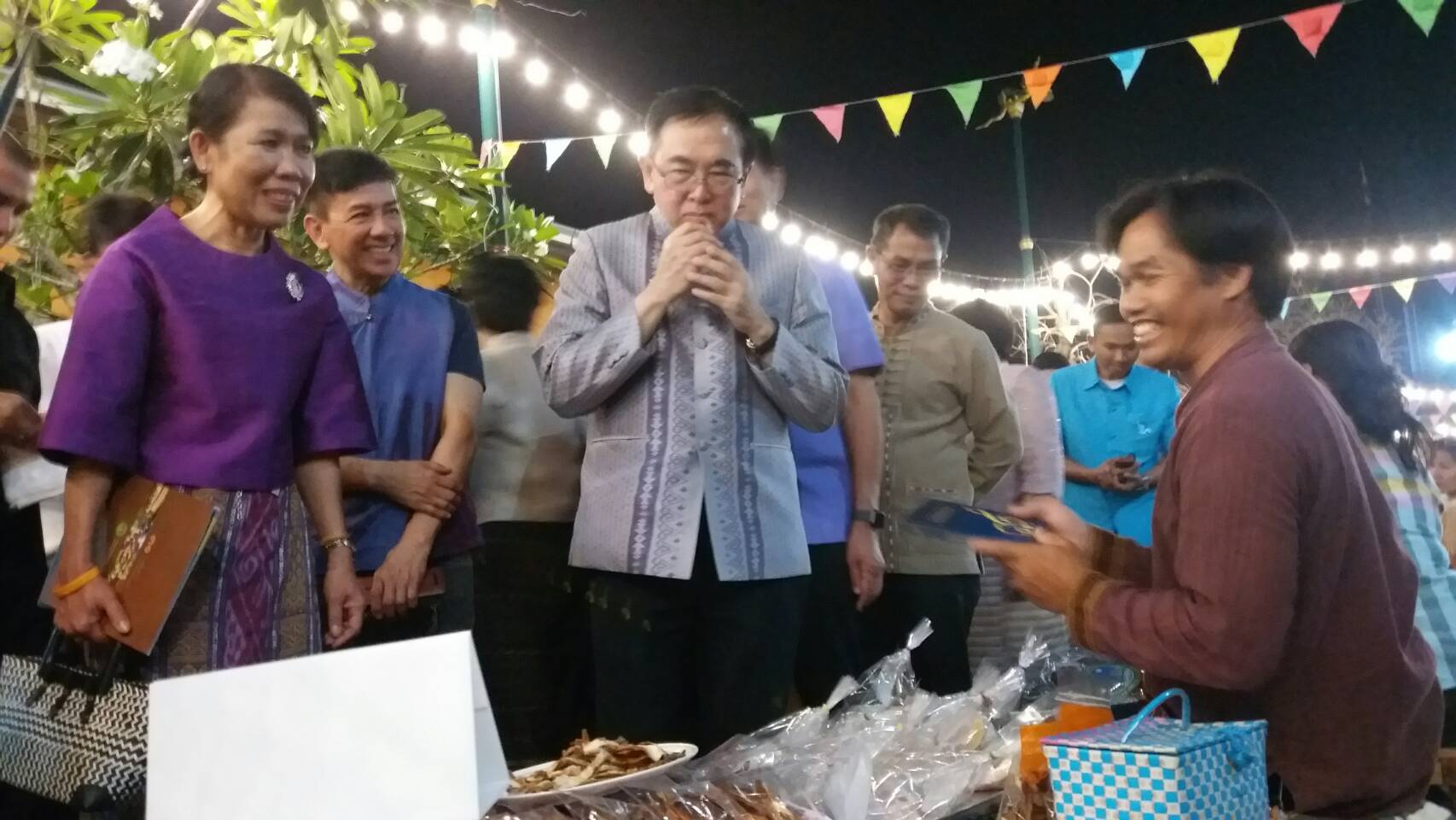 รมต.วัฒนธรรม เปิดตลาดประชารัฐ ณ หนองคาย ในการนี้ พจ.หนองคายร่วมเป็นเกียรติด้วย