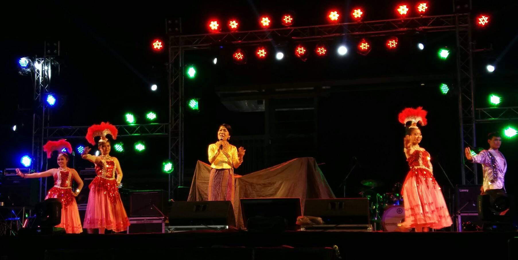 ?นางชะตา ธุลีจันทร์ พัฒนาการจังหวัดหนองคาย เป็นตัวแทนกระทรวงมหาดไทย เข้าประกวดร้องเพลงในงาน “ฉลองอนุสาวรีย์ปราบฮ่อ ใต้ร่มพระบารมี 191 ปี เมืองหนองคาย และงานกาชาด พ.ศ.2561” กลุ่มตัวแทนกระทรวง