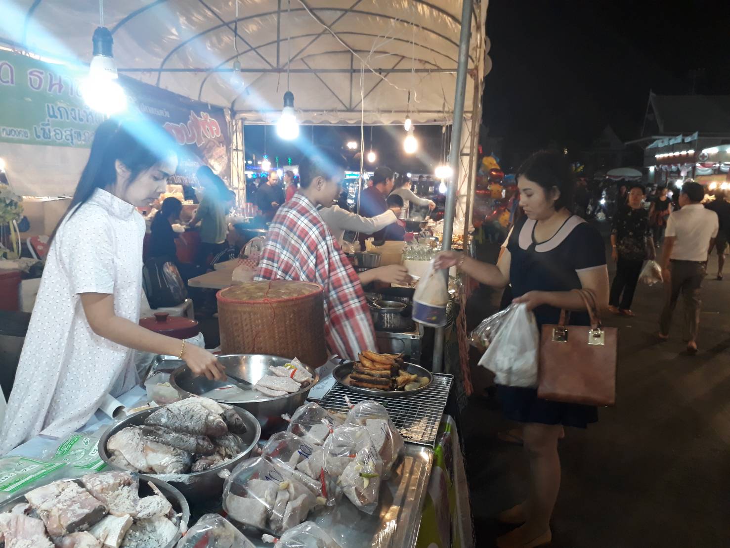 ยอดจำหน่ายสินค้าตลาดประชารัฐ ของดีจังหวัดหนองคาย และสินค้า OTOP จังหวัดหนองคาย ในงานอนุสาวรีย์ปราบฮ่อ ใต้ร่มพระบารมี 191 ปี เมืองหนองคาย และงานกาชาด 2561