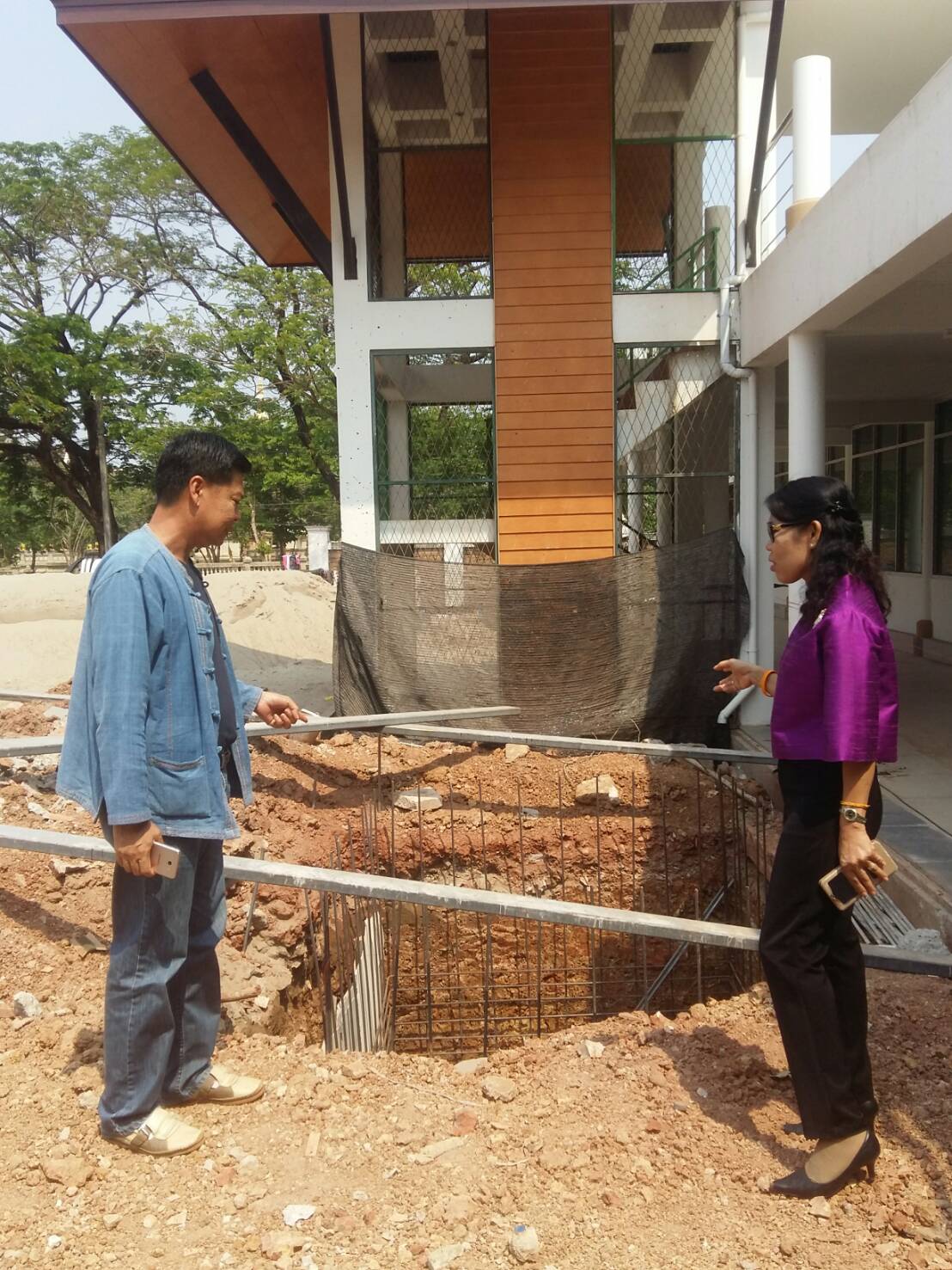 นางชะตา ธุลีจันทร์ พัฒนาการจังหวัดหนองคาย พร้อมด้วย นายไพโรจน์ โสภาพร หัวหน้ากลุ่มงานส่งเสริมการพัฒนาชุมชน ตรวจติดตามความก้าวหน้าการดำเนินงานพัฒนาปรับปรุงศูนย์นวัตกรรมและกระจายสินค้า OTOP ลุ่มน้ำโขง อำเภอเมืองหนองคาย จังหวัดหนองคาย