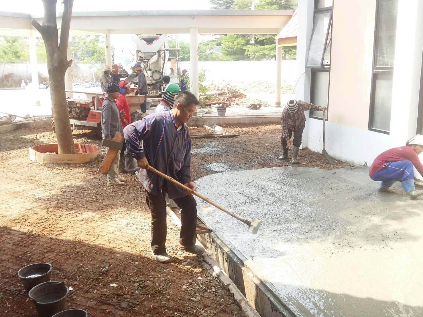 นางชะตา ธุลีจันทร์ พัฒนาการจังหวัดหนองคาย พร้อมด้วย นายไพโรจน์ โสภาพร หัวหน้ากลุ่มงานส่งเสริมการพัฒนาชุมชน ตรวจติดตามความก้าวหน้าการดำเนินงานพัฒนาปรับปรุงศูนย์นวัตกรรมและกระจายสินค้า OTOP ลุ่มน้ำโขง อำเภอเมืองหนองคาย จังหวัดหนองคาย