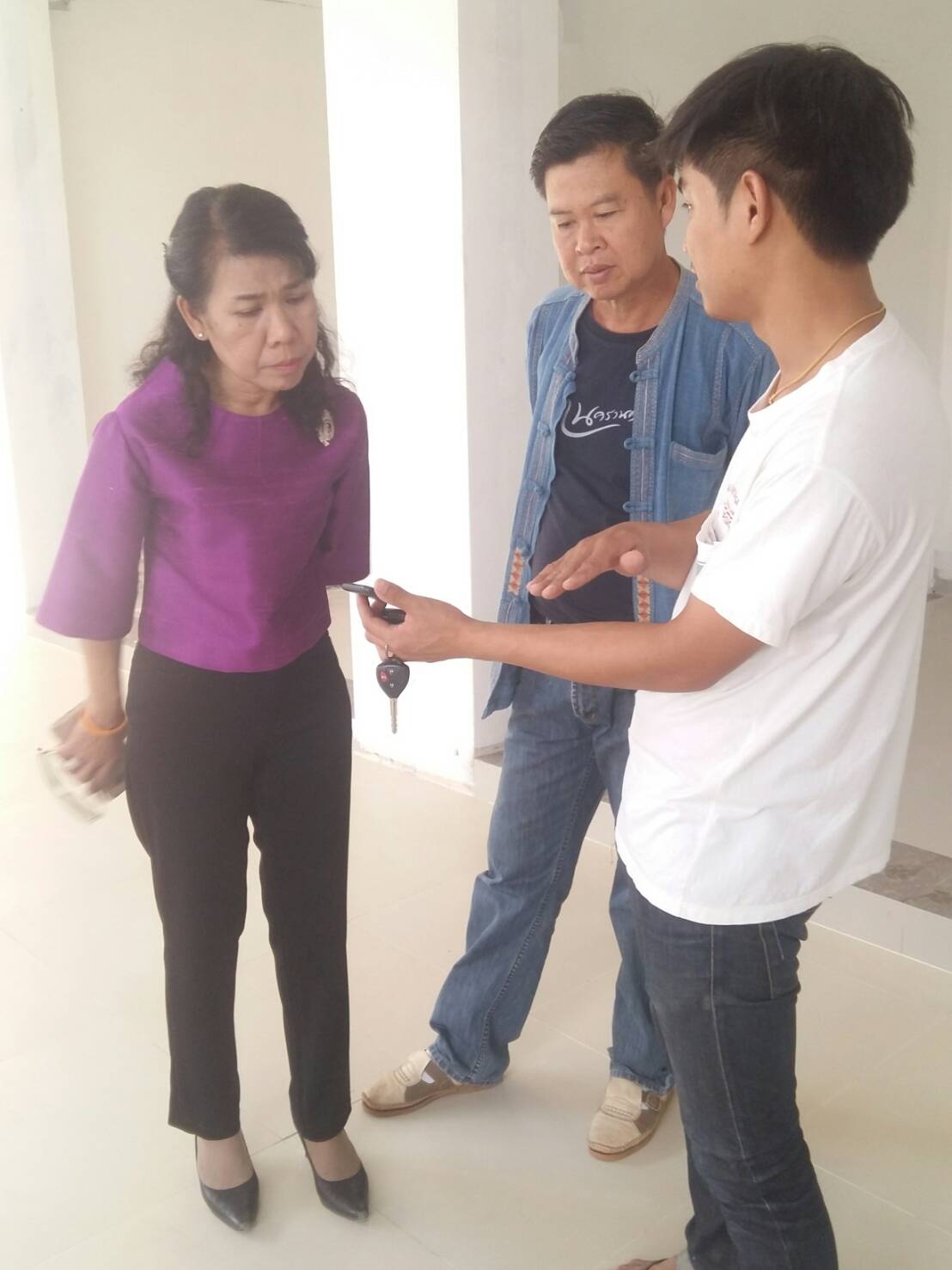 นางชะตา ธุลีจันทร์ พัฒนาการจังหวัดหนองคาย พร้อมด้วย นายไพโรจน์ โสภาพร หัวหน้ากลุ่มงานส่งเสริมการพัฒนาชุมชน ตรวจติดตามความก้าวหน้าการดำเนินงานพัฒนาปรับปรุงศูนย์นวัตกรรมและกระจายสินค้า OTOP ลุ่มน้ำโขง อำเภอเมืองหนองคาย จังหวัดหนองคาย