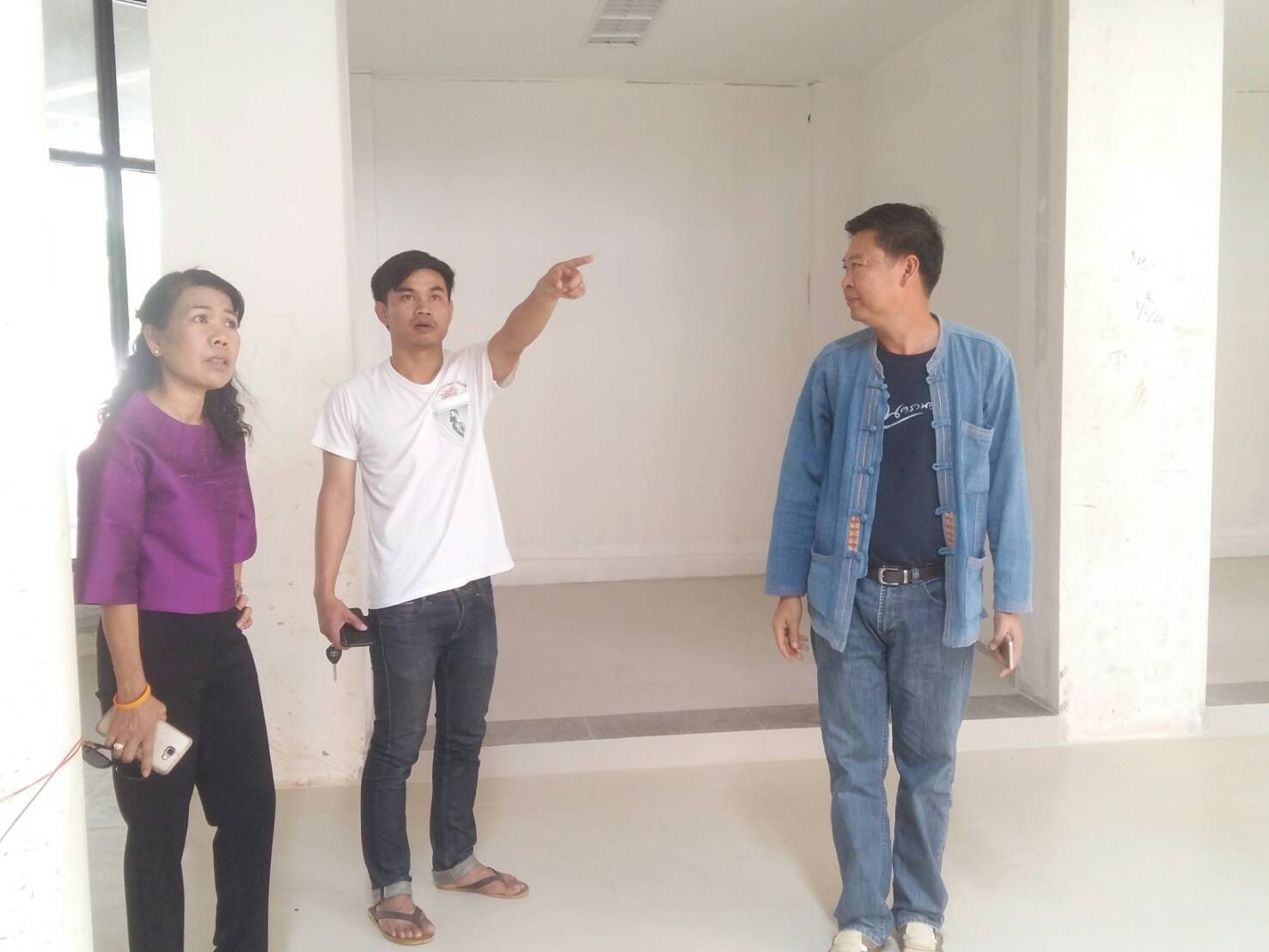 นางชะตา ธุลีจันทร์ พัฒนาการจังหวัดหนองคาย พร้อมด้วย นายไพโรจน์ โสภาพร หัวหน้ากลุ่มงานส่งเสริมการพัฒนาชุมชน ตรวจติดตามความก้าวหน้าการดำเนินงานพัฒนาปรับปรุงศูนย์นวัตกรรมและกระจายสินค้า OTOP ลุ่มน้ำโขง อำเภอเมืองหนองคาย จังหวัดหนองคาย