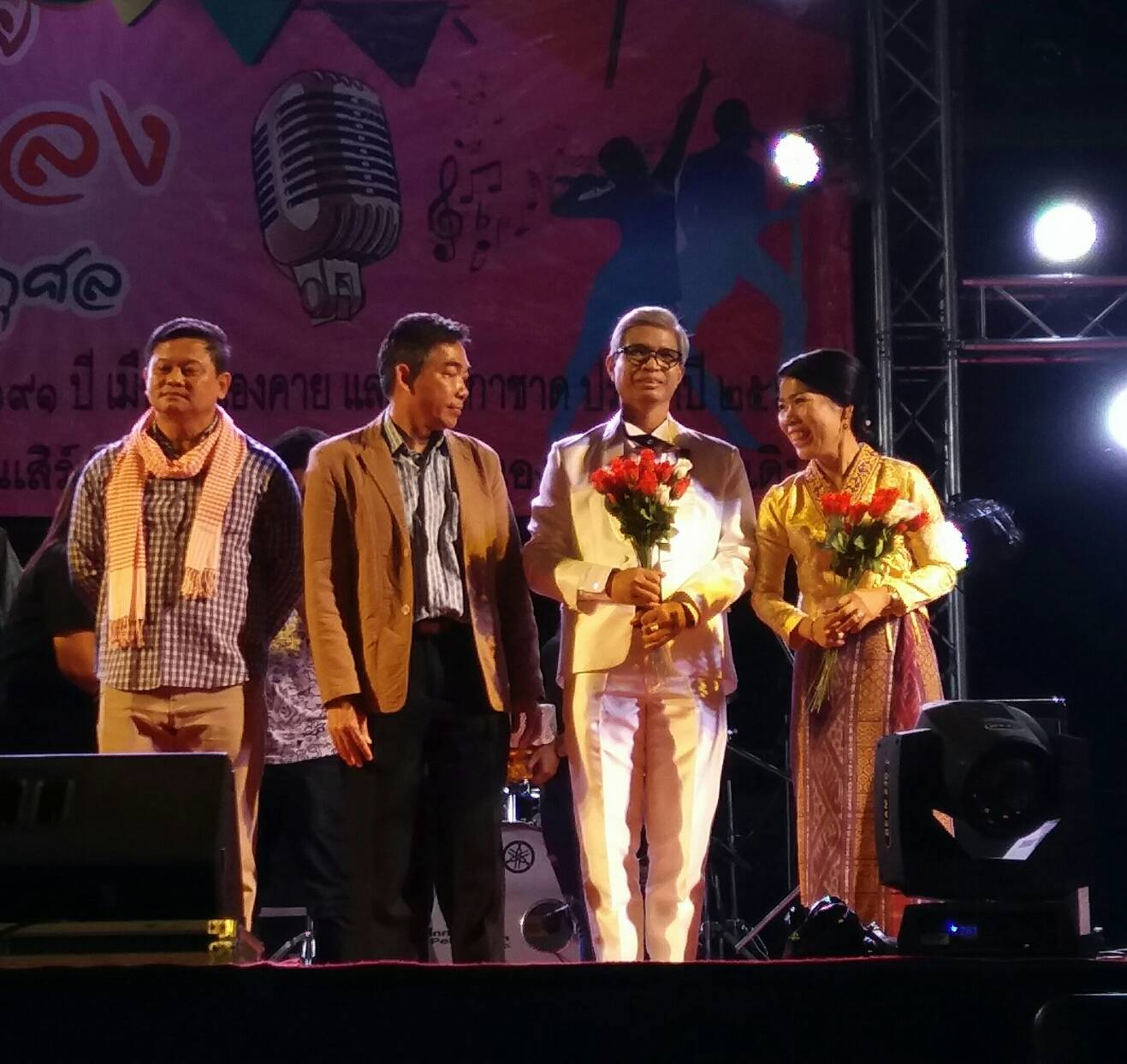 ?นางชะตา ธุลีจันทร์ พัฒนาการจังหวัดหนองคาย เป็นตัวแทนกระทรวงมหาดไทย เข้าประกวดร้องเพลงในงาน “ฉลองอนุสาวรีย์ปราบฮ่อ ใต้ร่มพระบารมี 191 ปี เมืองหนองคาย และงานกาชาด พ.ศ.2561” กลุ่มตัวแทนกระทรวง