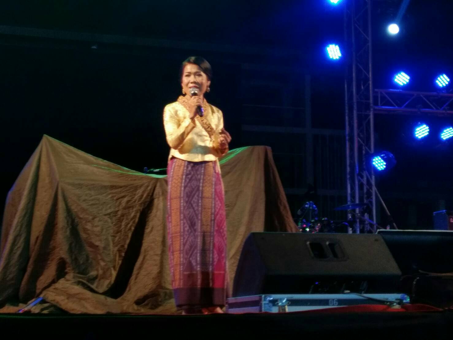 ?นางชะตา ธุลีจันทร์ พัฒนาการจังหวัดหนองคาย เป็นตัวแทนกระทรวงมหาดไทย เข้าประกวดร้องเพลงในงาน “ฉลองอนุสาวรีย์ปราบฮ่อ ใต้ร่มพระบารมี 191 ปี เมืองหนองคาย และงานกาชาด พ.ศ.2561” กลุ่มตัวแทนกระทรวง