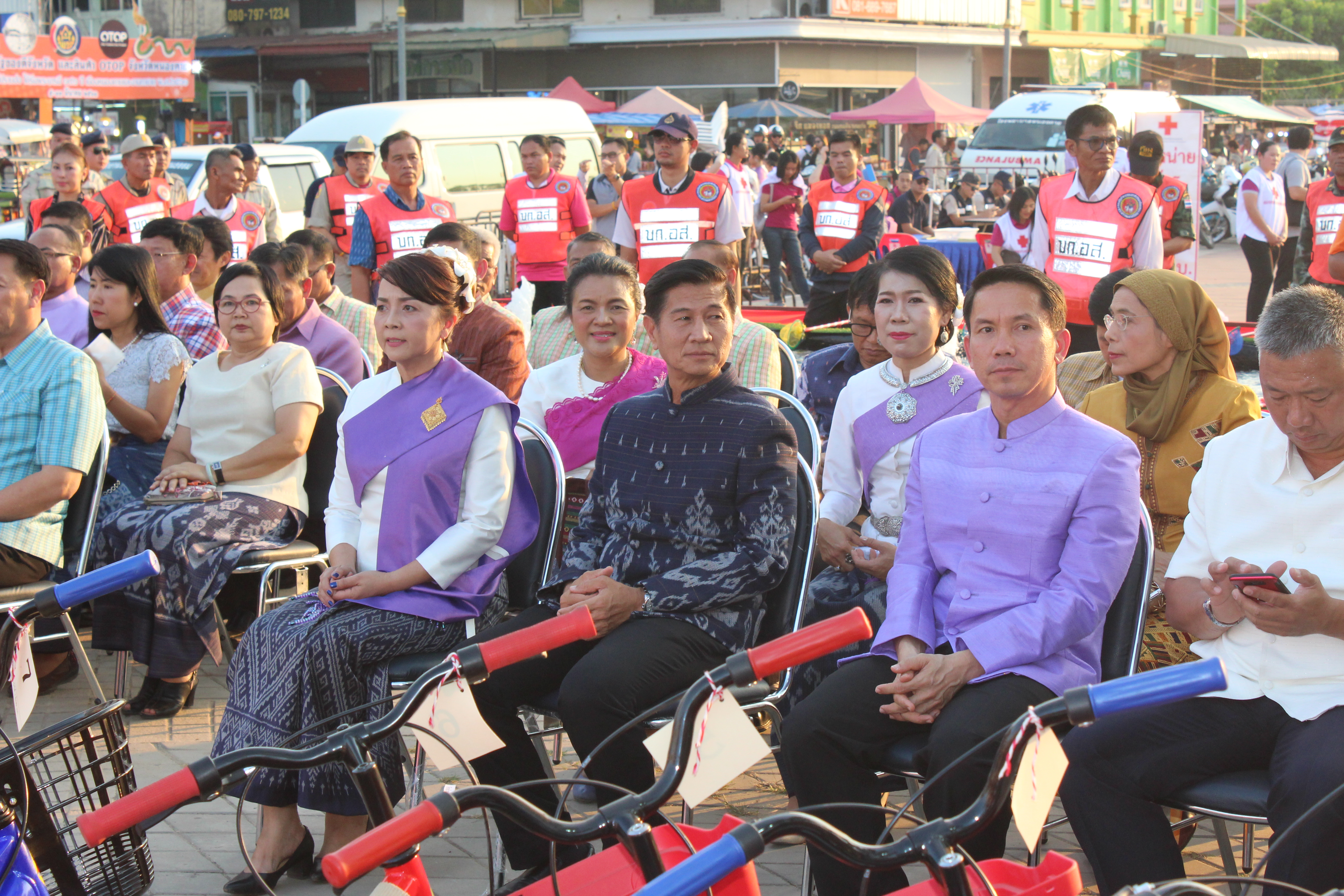 พจ.หนองคาย ร่วมพิธีเปิดงาน และการรำบวงสรวง/การบายศรีเมือง ในงาน”ฉลองอนุสาวรีย์ปราบฮ่อใต้ร่มพระบารมี 191 ปี เมืองหนองคาย และงานกาดชาด พ.ศ.2561″