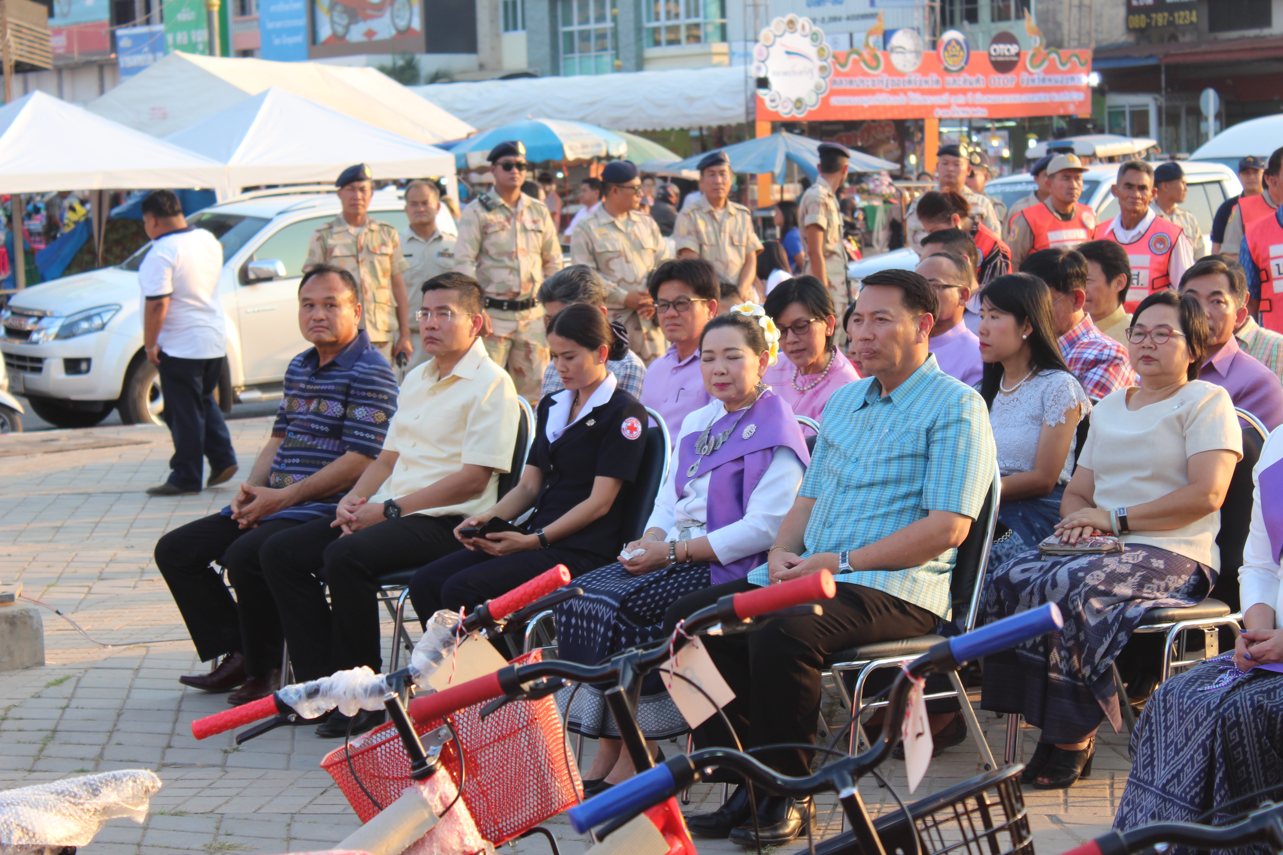 พจ.หนองคาย ร่วมพิธีเปิดงาน และการรำบวงสรวง/การบายศรีเมือง ในงาน”ฉลองอนุสาวรีย์ปราบฮ่อใต้ร่มพระบารมี 191 ปี เมืองหนองคาย และงานกาดชาด พ.ศ.2561″