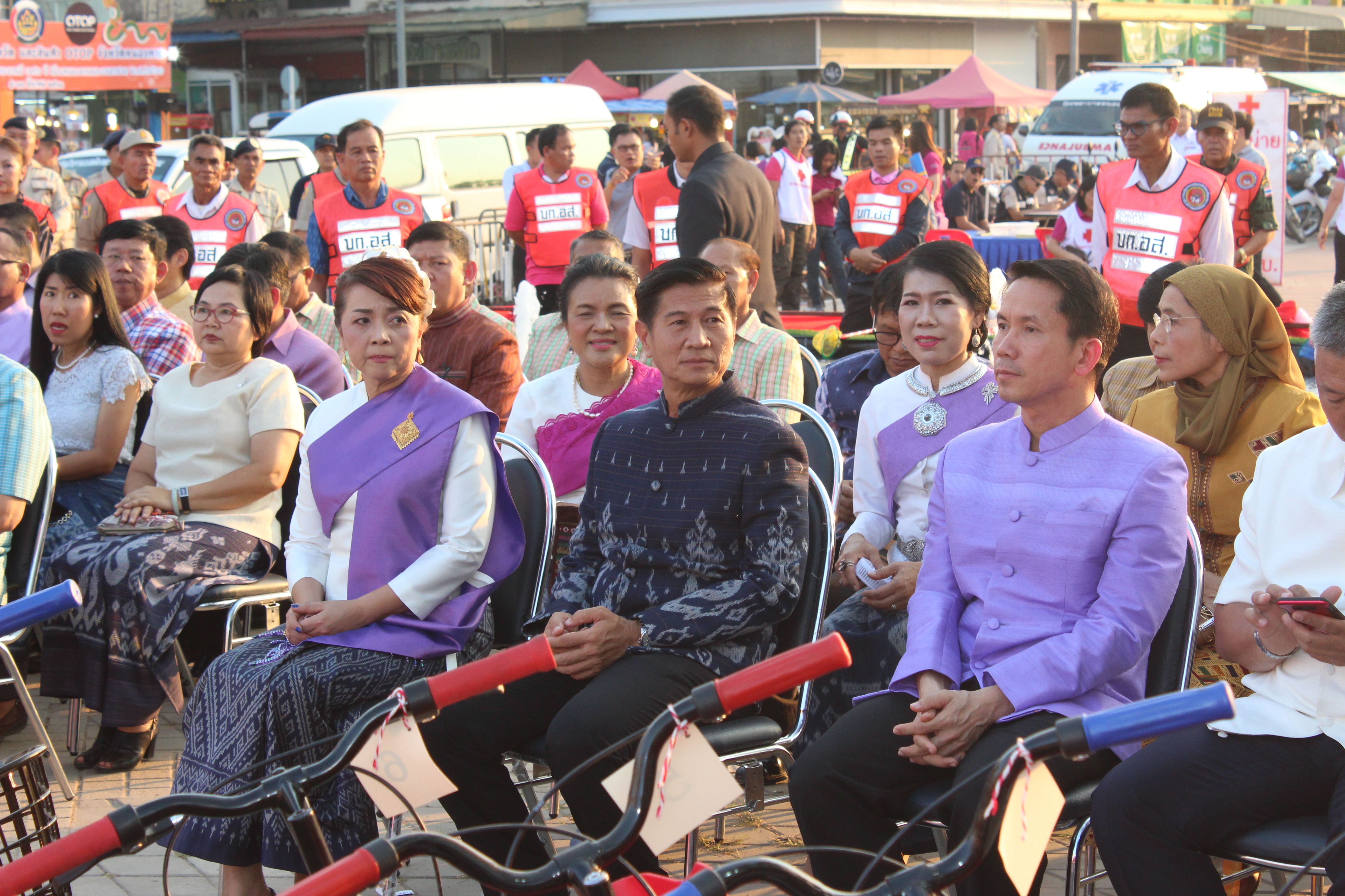 พจ.หนองคาย ร่วมพิธีเปิดงาน และการรำบวงสรวง/การบายศรีเมือง ในงาน”ฉลองอนุสาวรีย์ปราบฮ่อใต้ร่มพระบารมี 191 ปี เมืองหนองคาย และงานกาดชาด พ.ศ.2561″