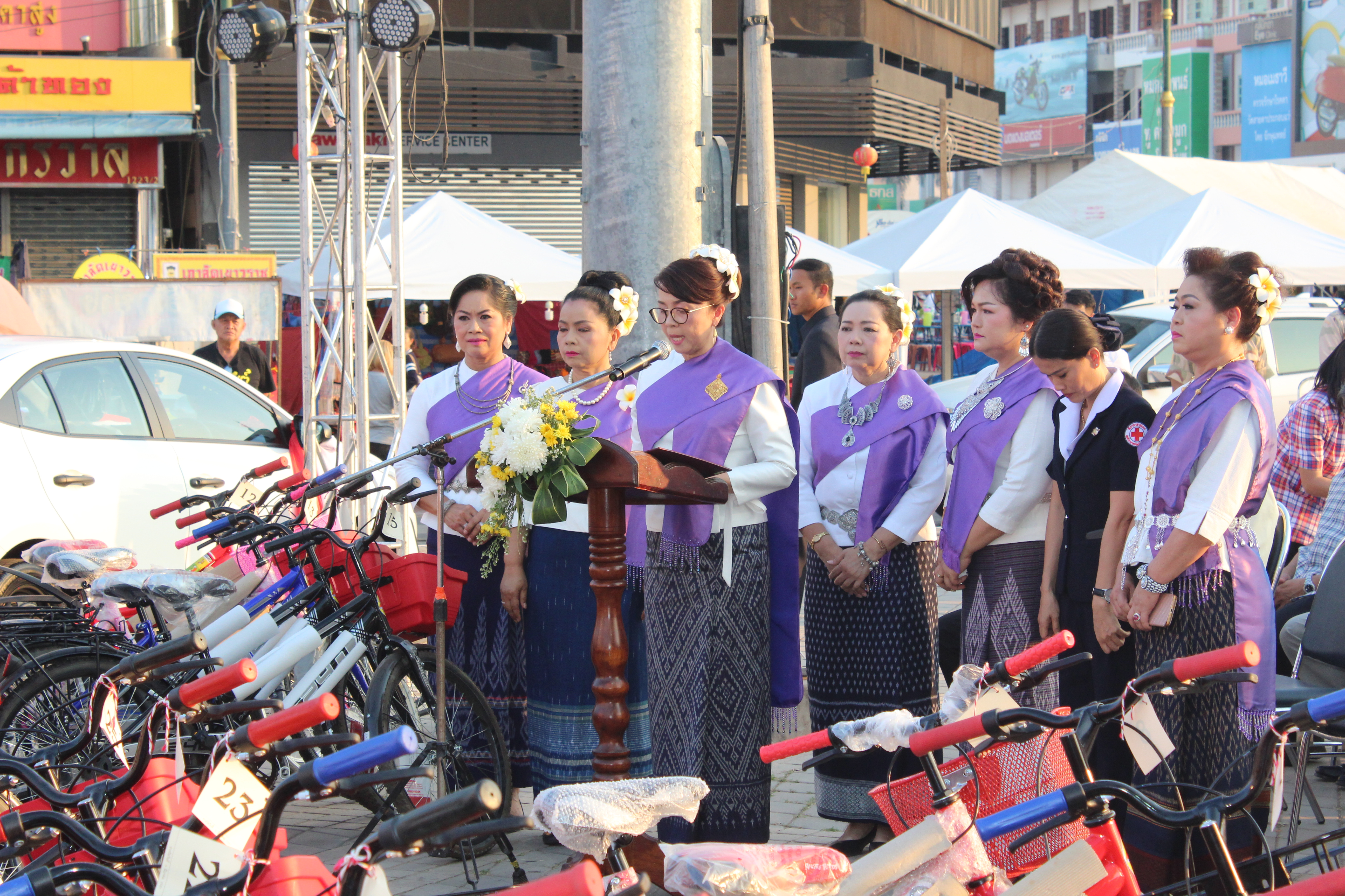 พจ.หนองคาย ร่วมพิธีเปิดงาน และการรำบวงสรวง/การบายศรีเมือง ในงาน”ฉลองอนุสาวรีย์ปราบฮ่อใต้ร่มพระบารมี 191 ปี เมืองหนองคาย และงานกาดชาด พ.ศ.2561″